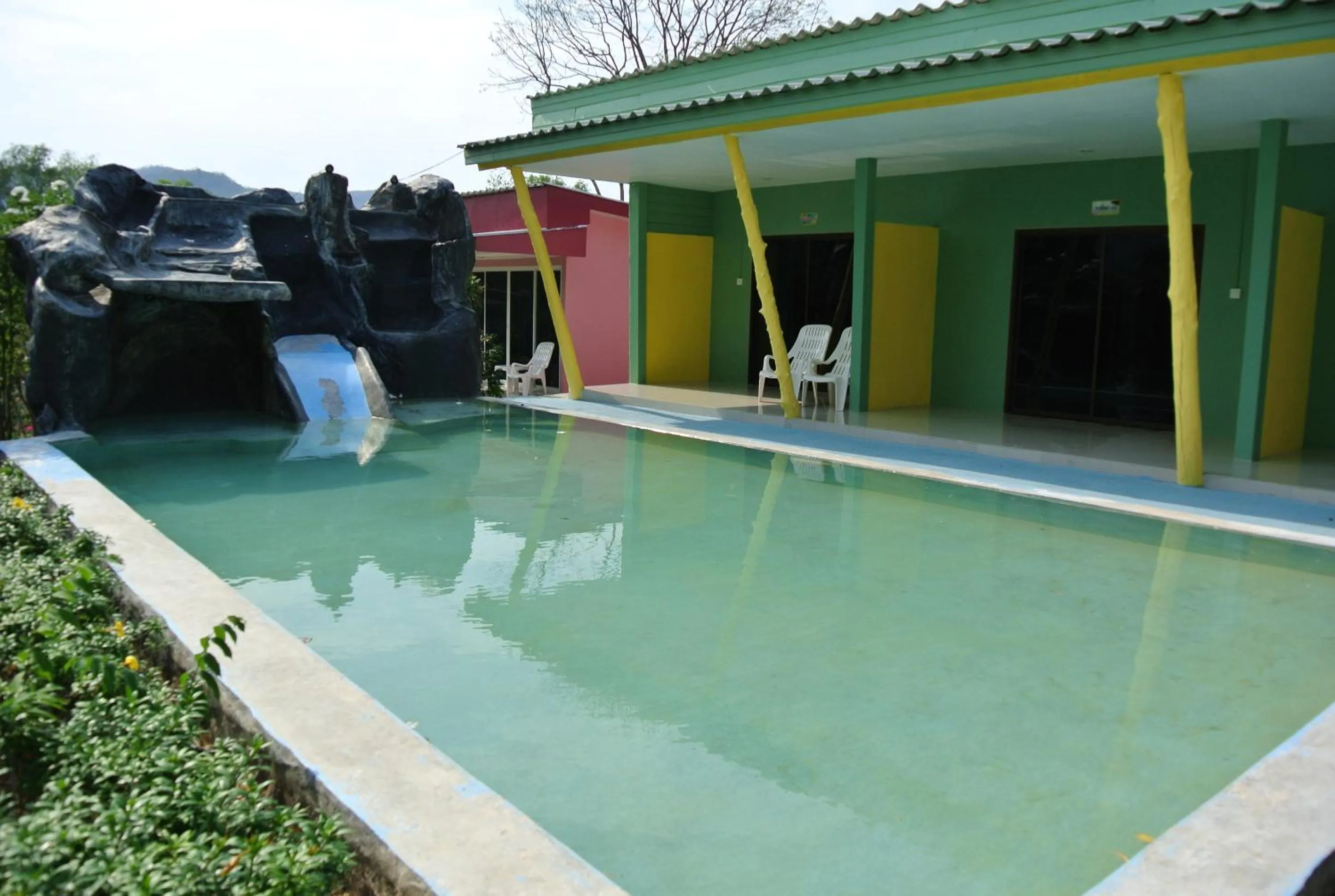 Swimming pool in Baanraisooksangchan