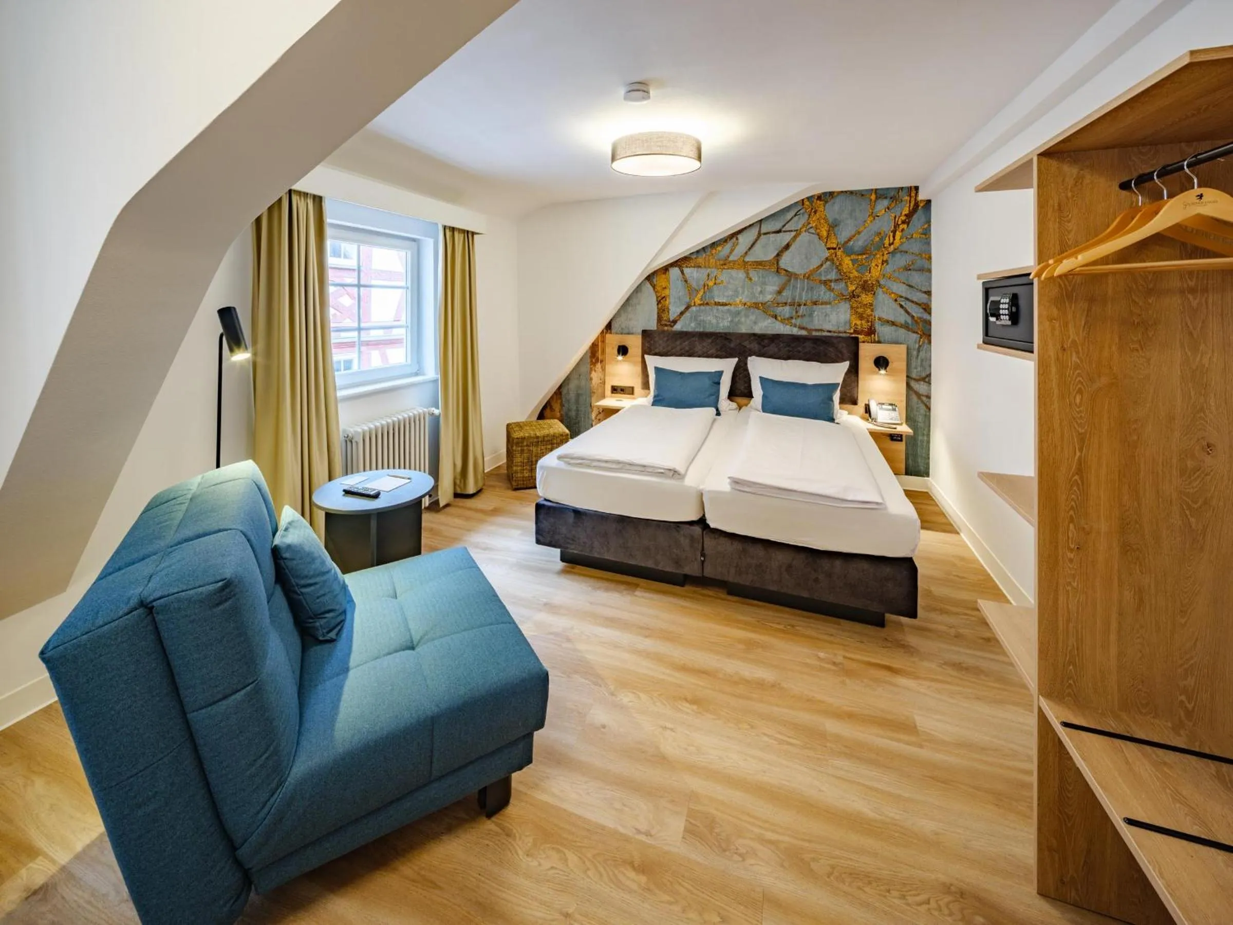 Living room, Bed in Hotel Restaurant Goldener Engel