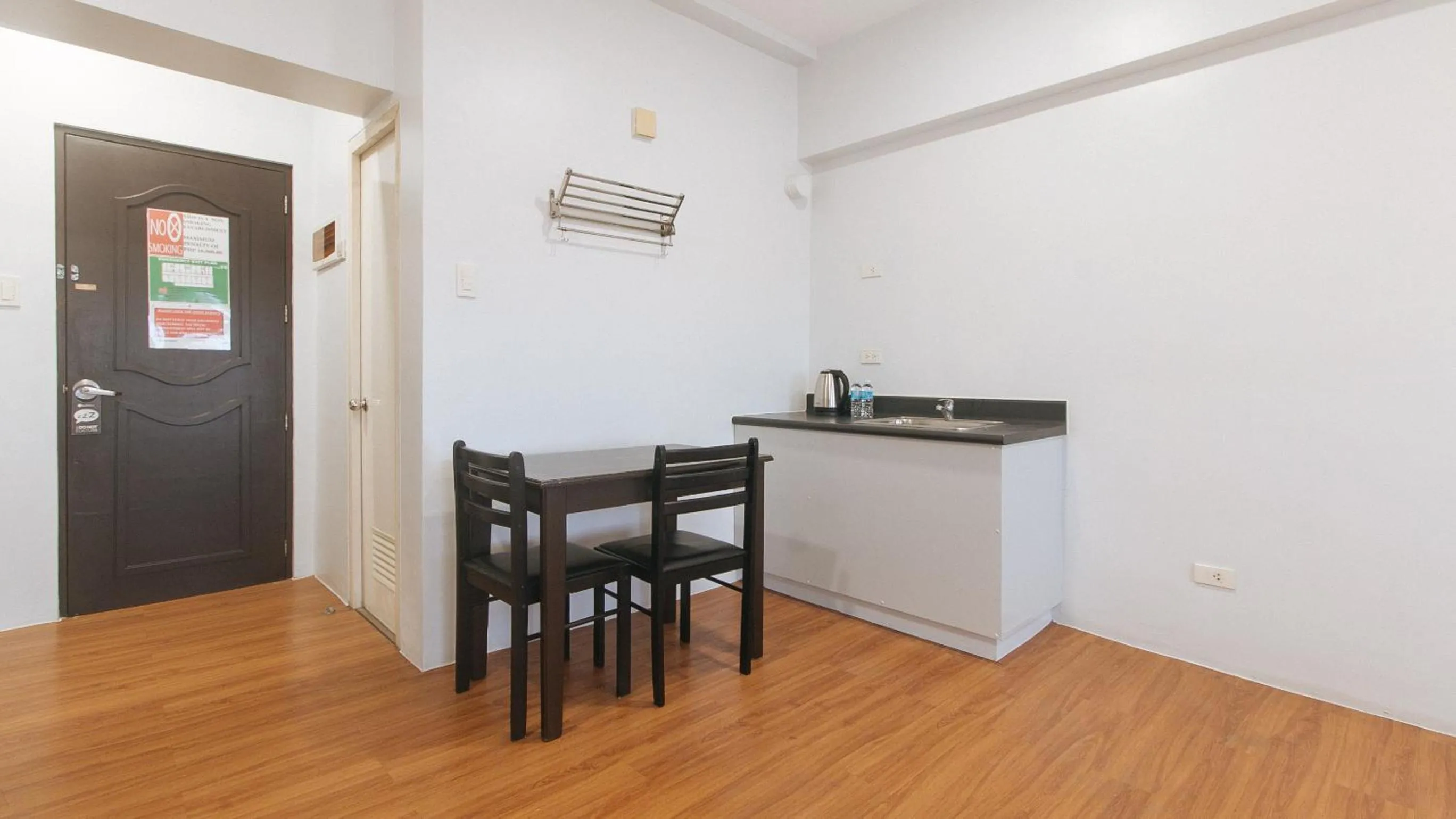 Kitchen or kitchenette in RedDoorz at BP International Powerhouse Inc near SM Manila