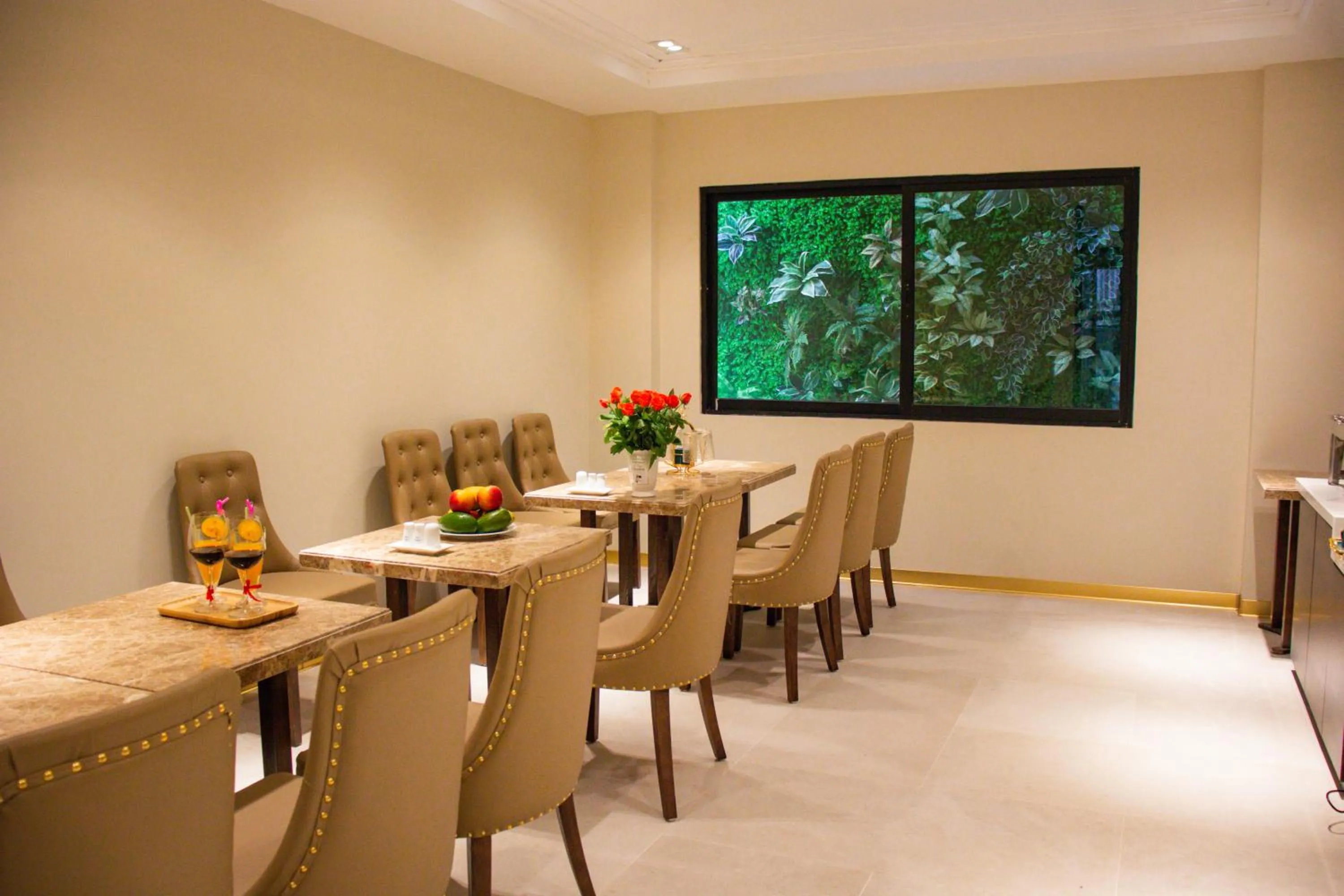 Seating area in Ping Diamond Hotel Hanoi