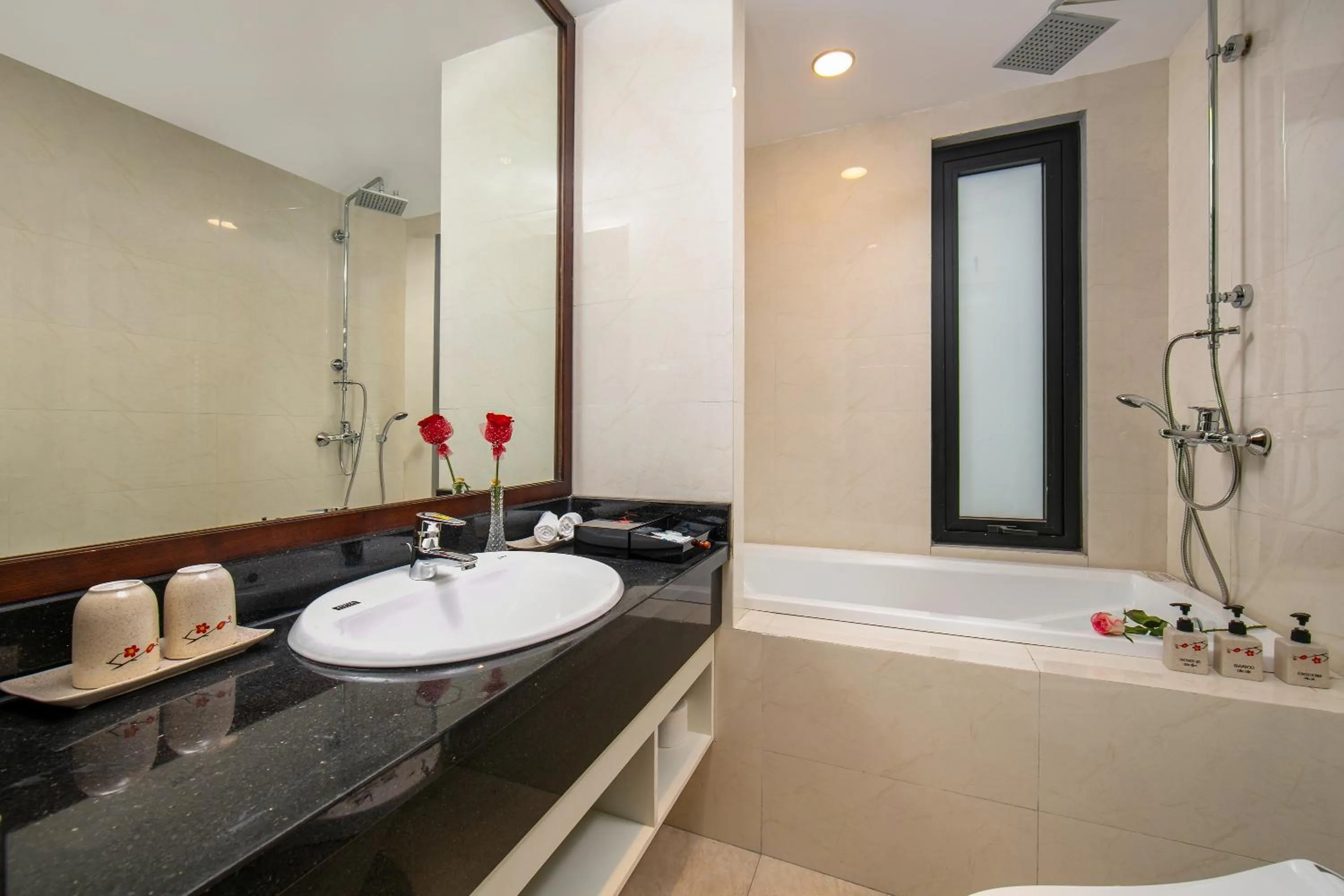 Shower in Ping Diamond Hotel Hanoi