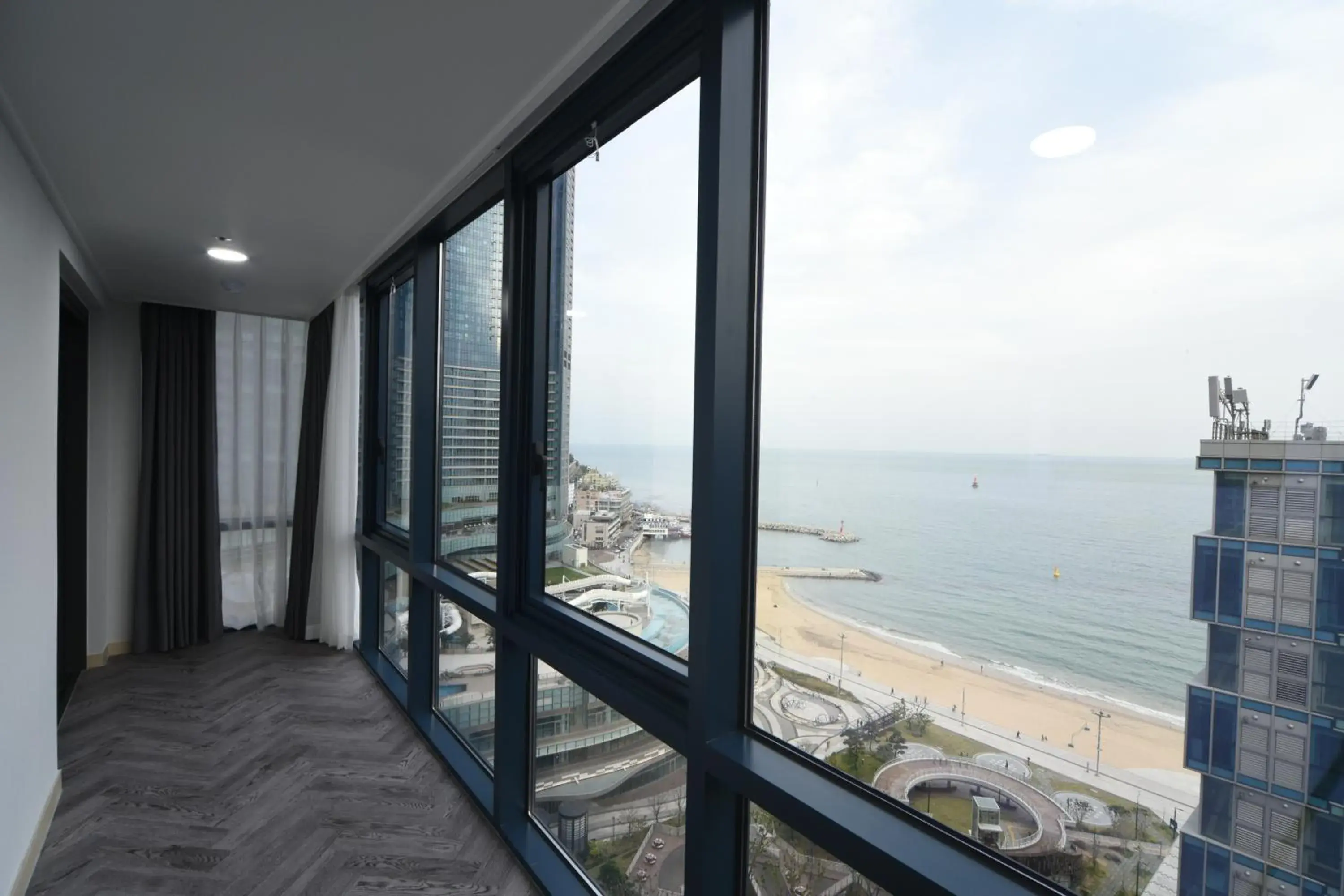 Deluxe Double Room Ocean View with Rooftop Swimming Pool Access For 2 in Haeundae Central Hotel Deluxe Double Room Ocean View with Rooftop Swimming Pool Access For 2 in Haeundae Central Hotel