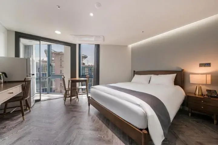 Standard Double Room City View with Rooftop Swimming Pool Access For 2 in Haeundae Central Hotel Standard Double Room City View with Rooftop Swimming Pool Access For 2 in Haeundae Central Hotel