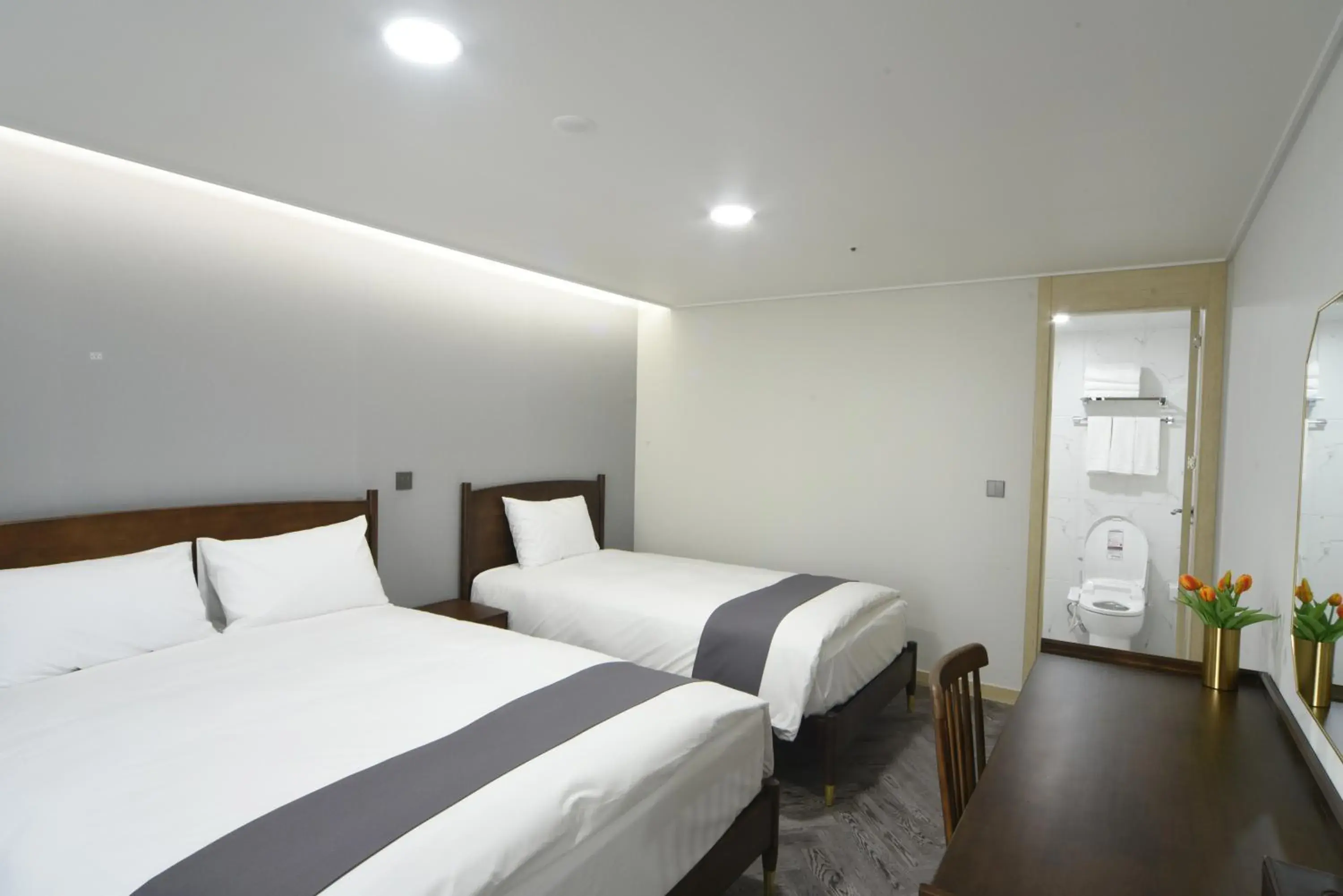 Deluxe Twin Room Half Ocean View with Rooftop Swimming Pool Access For 3 in Haeundae Central Hotel Deluxe Twin Room Half Ocean View with Rooftop Swimming Pool Access For 3 in Haeundae Central Hotel