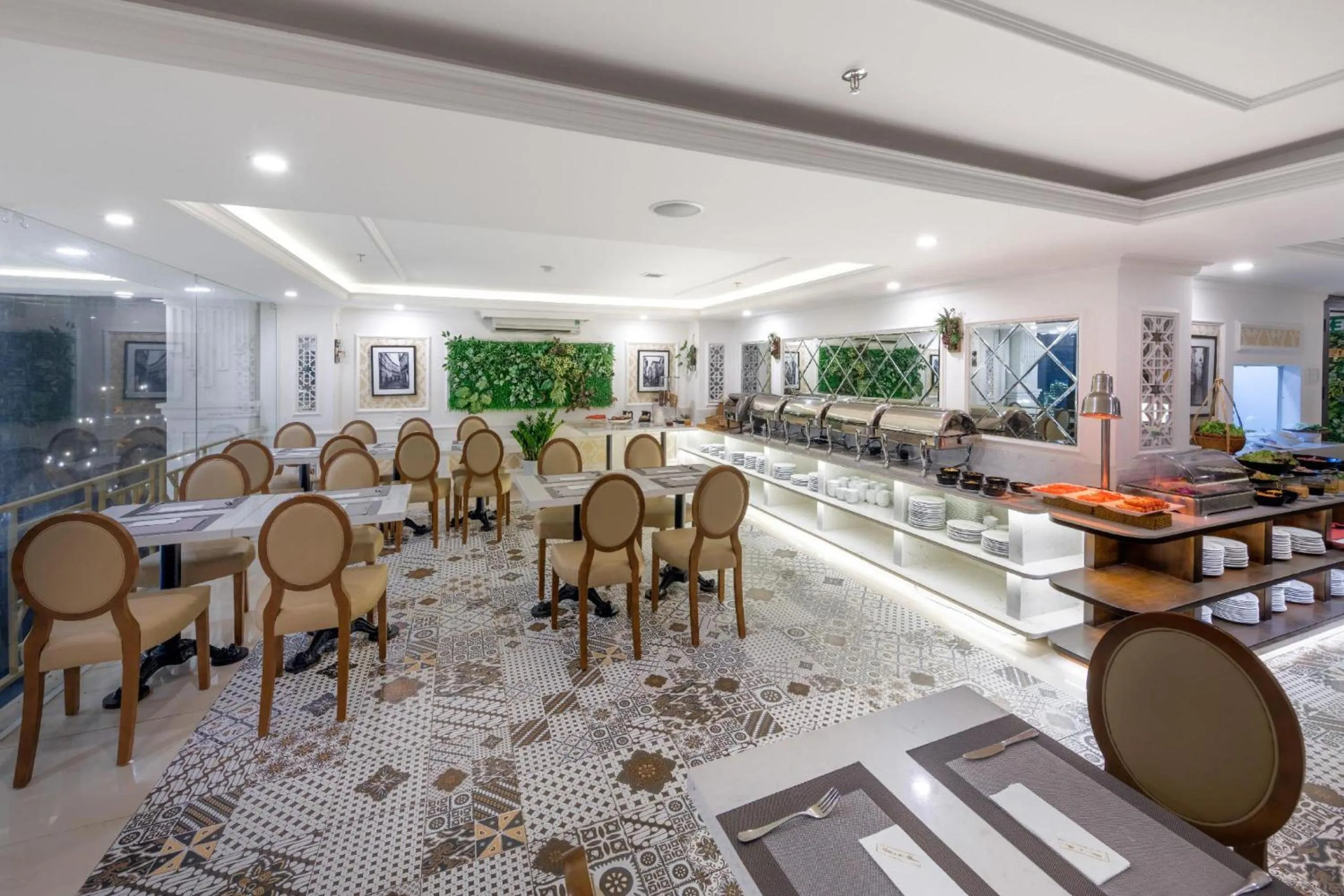 Restaurant/places to eat in Bella Merry Hotel and Apartment - 100M To The My Khe Beach