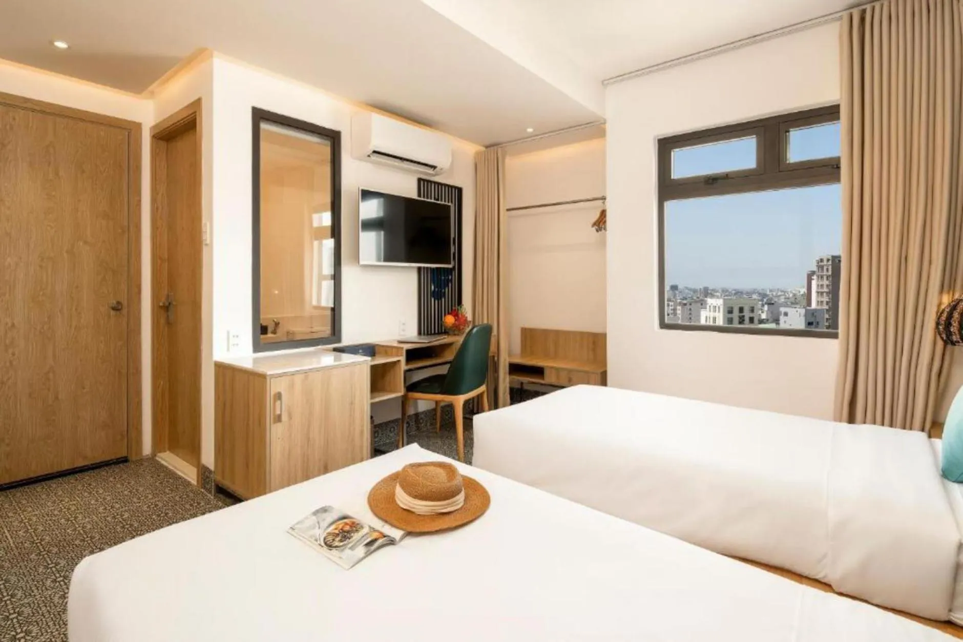 Bed in Bella Merry Hotel and Apartment - 100M To The My Khe Beach