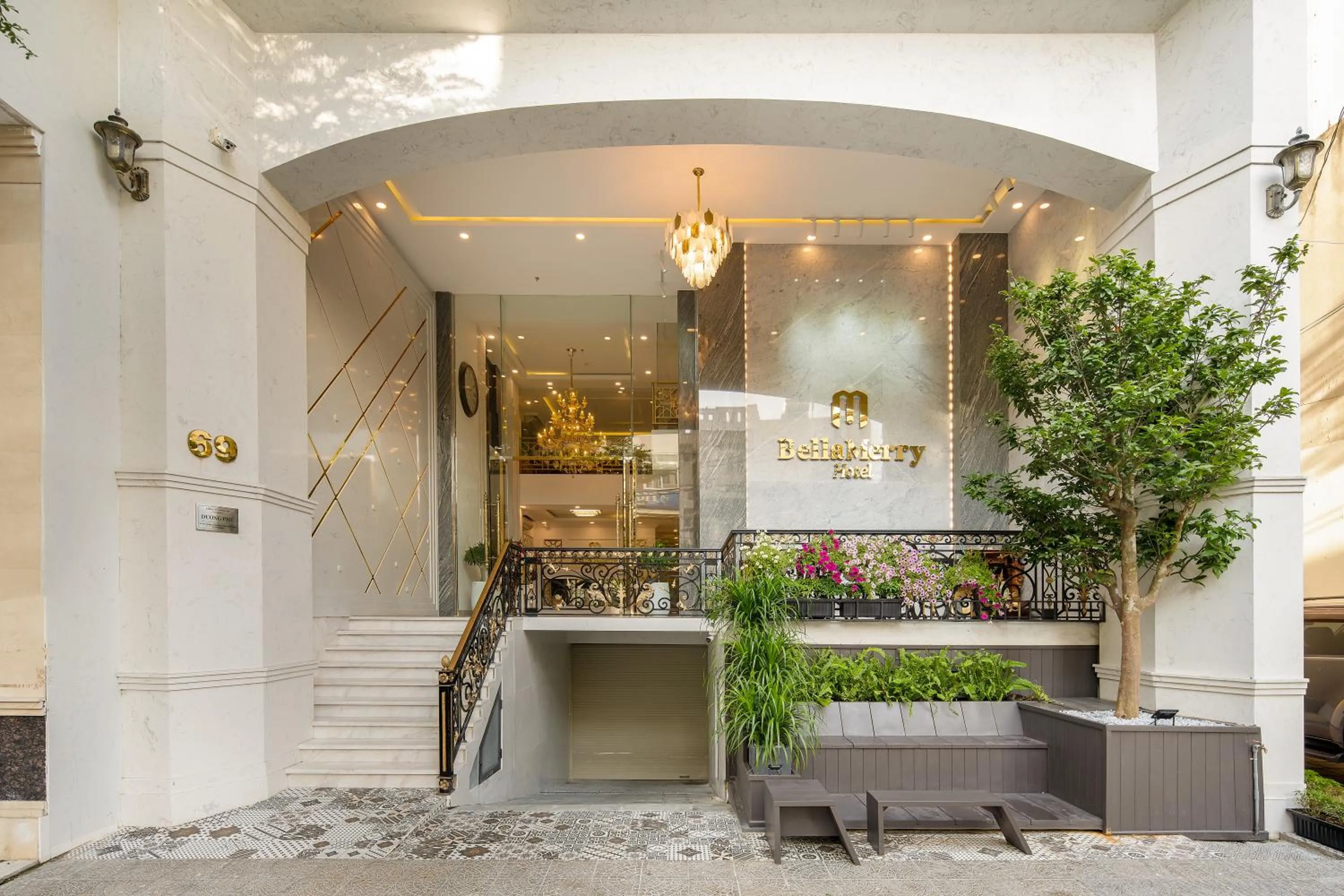 Facade/entrance in Bella Merry Hotel and Apartment - 100M To The My Khe Beach