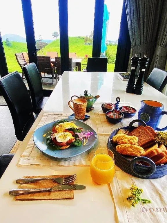 Breakfast in Hilltop Whakaipo Estate