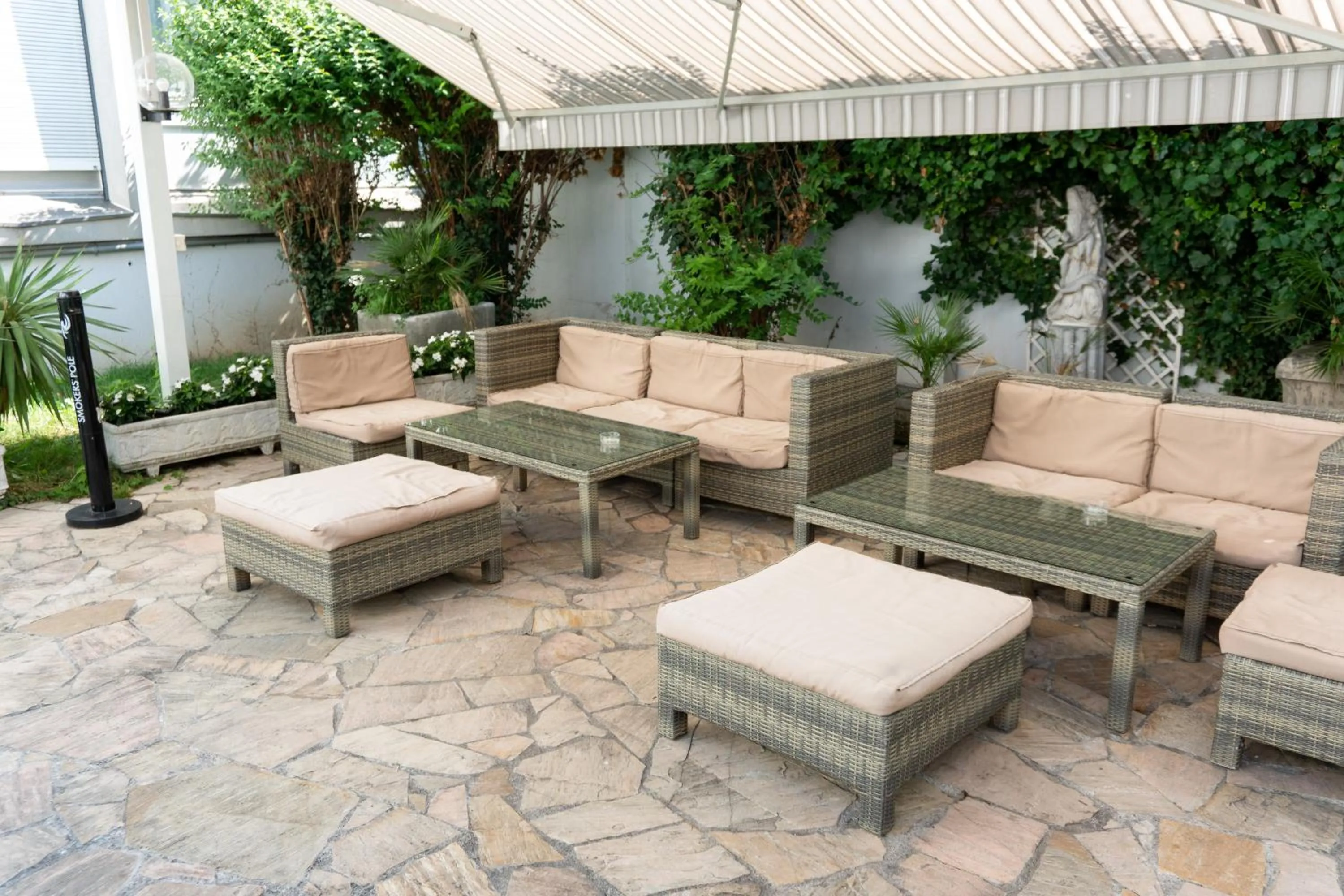 Balcony/Terrace in Drake Longchamp