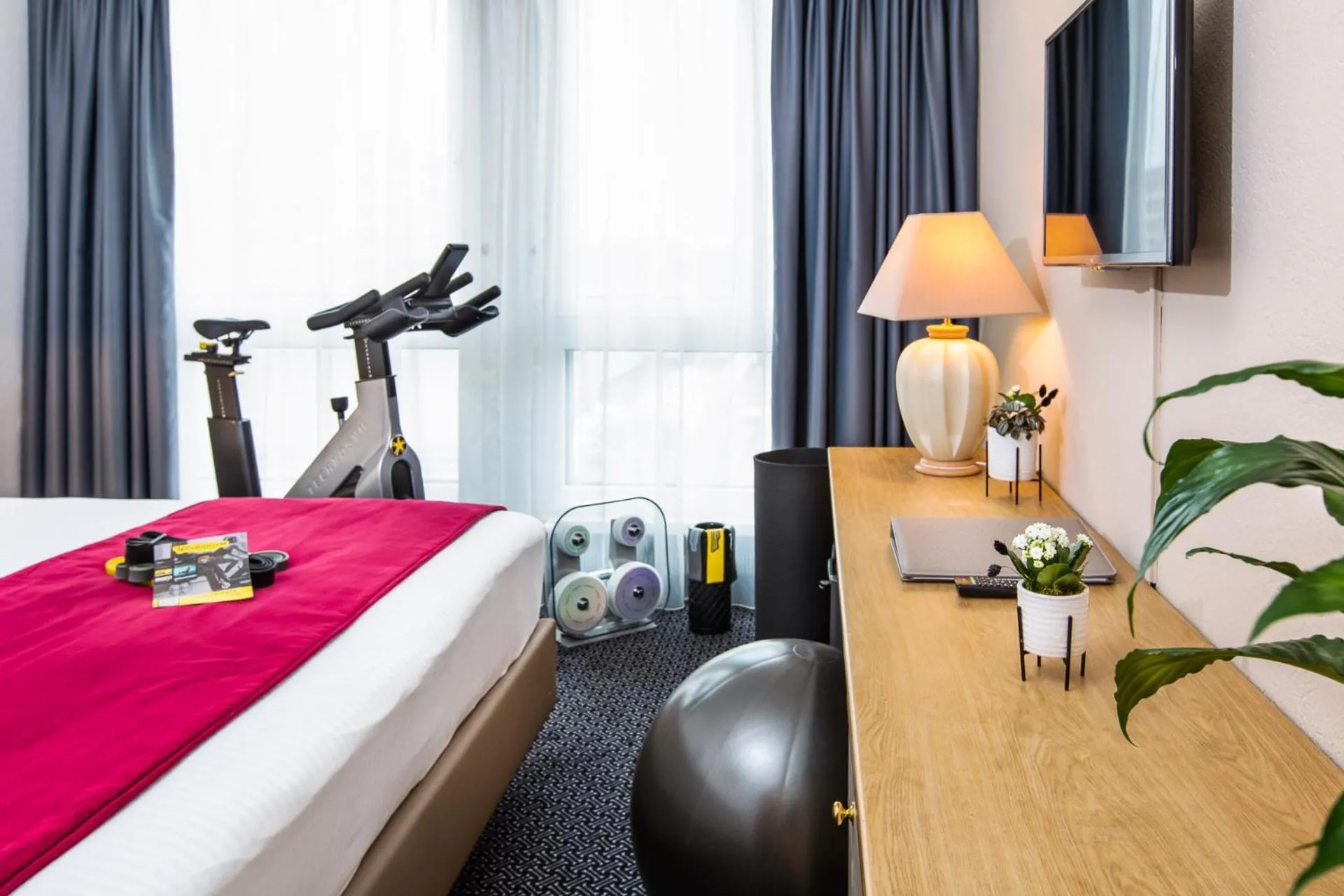 Fitness centre/facilities, Bed in Drake Longchamp