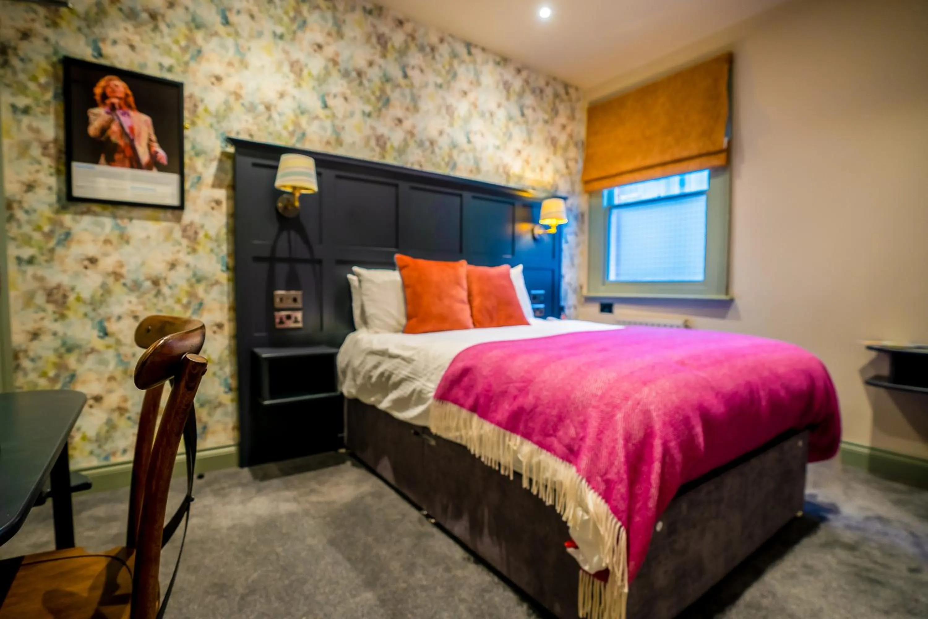 Bedroom, Bed in The Crown Hotel