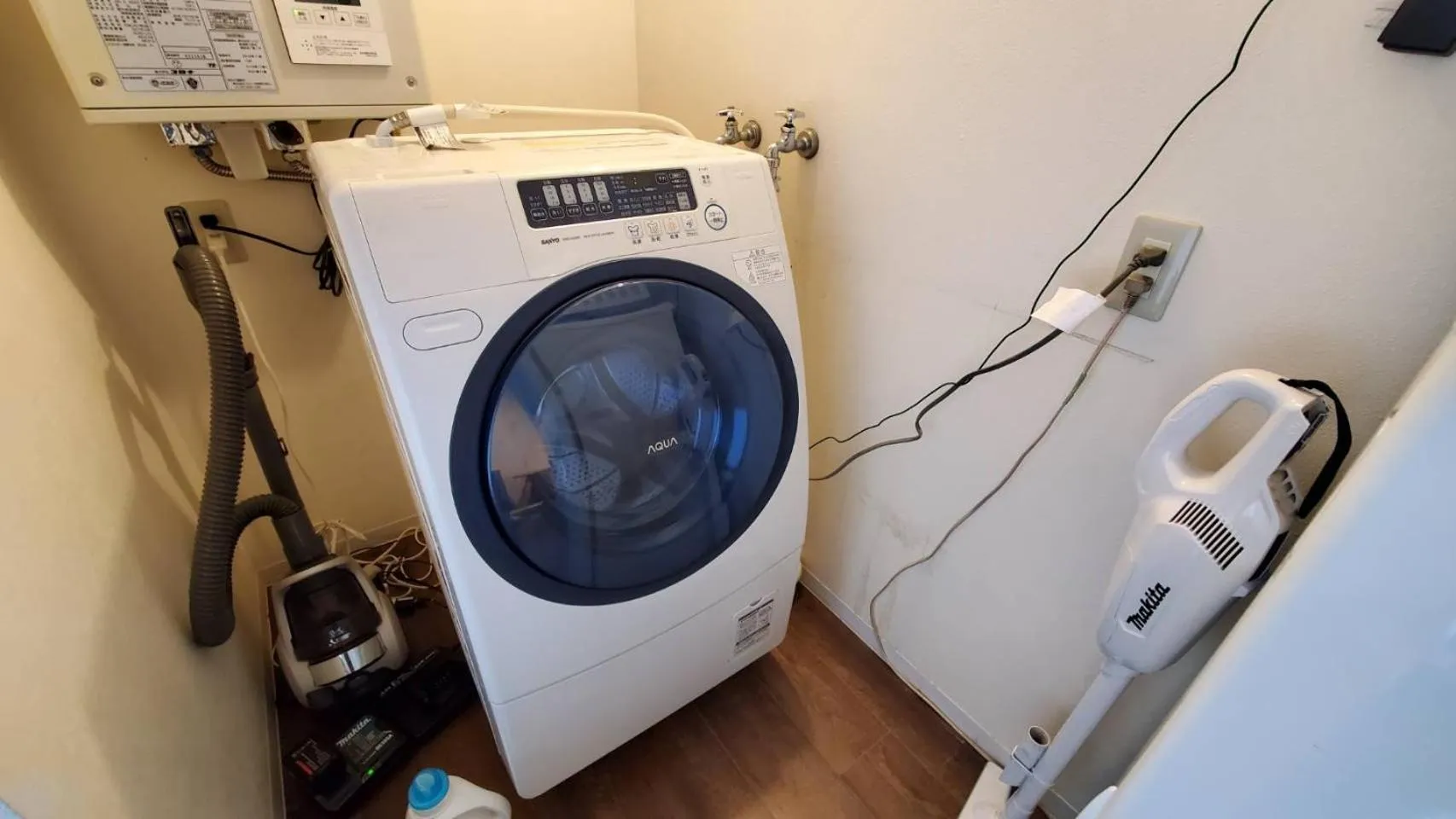 washing machine in ゲストハウス EZO Run Sapporo 札幌中心部でシンプルな滞在ができるホステル