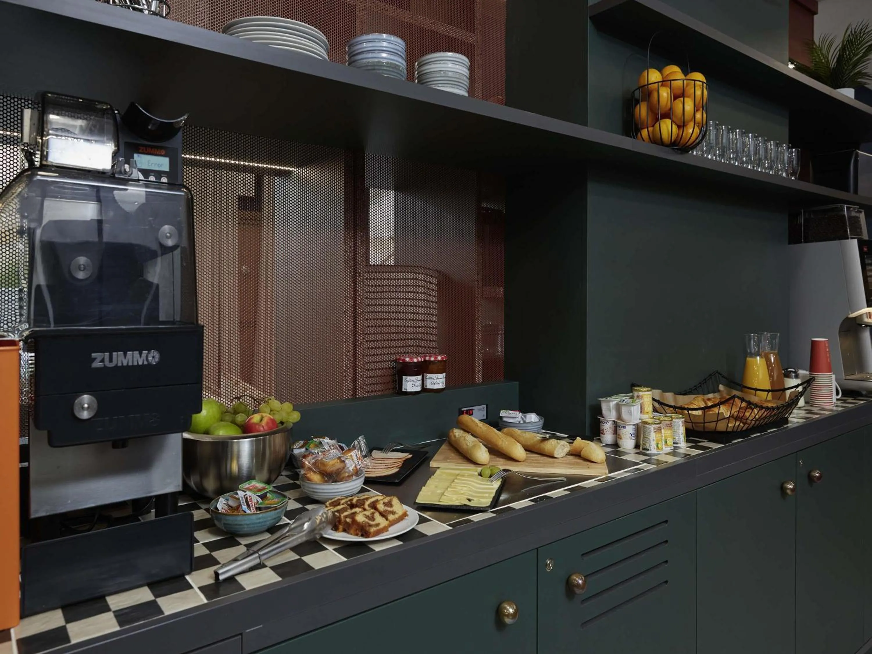 Breakfast in Aparthotel Adagio Paris Suresnes Longchamp