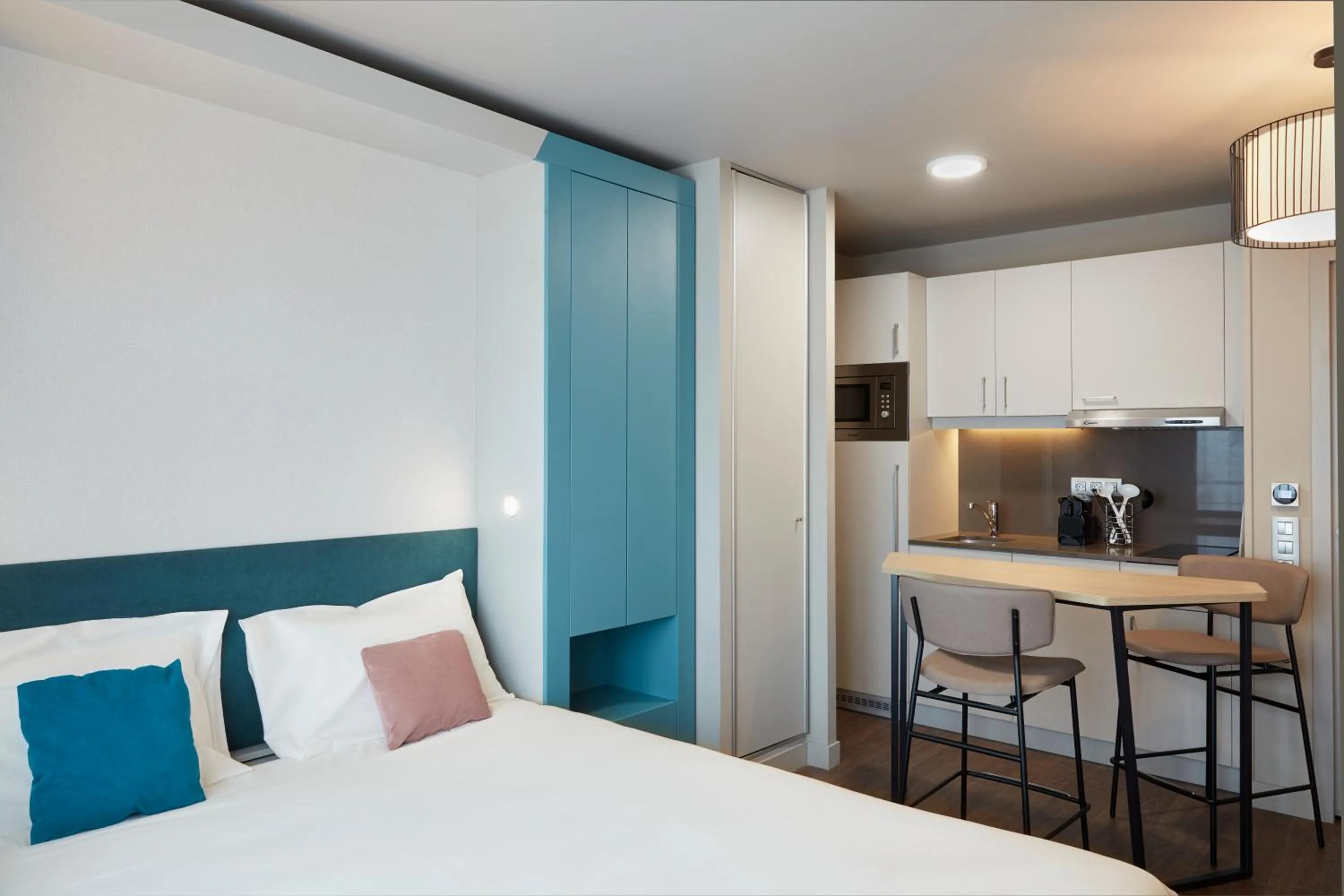 Bedroom, Bed in Aparthotel Adagio Paris Suresnes Longchamp