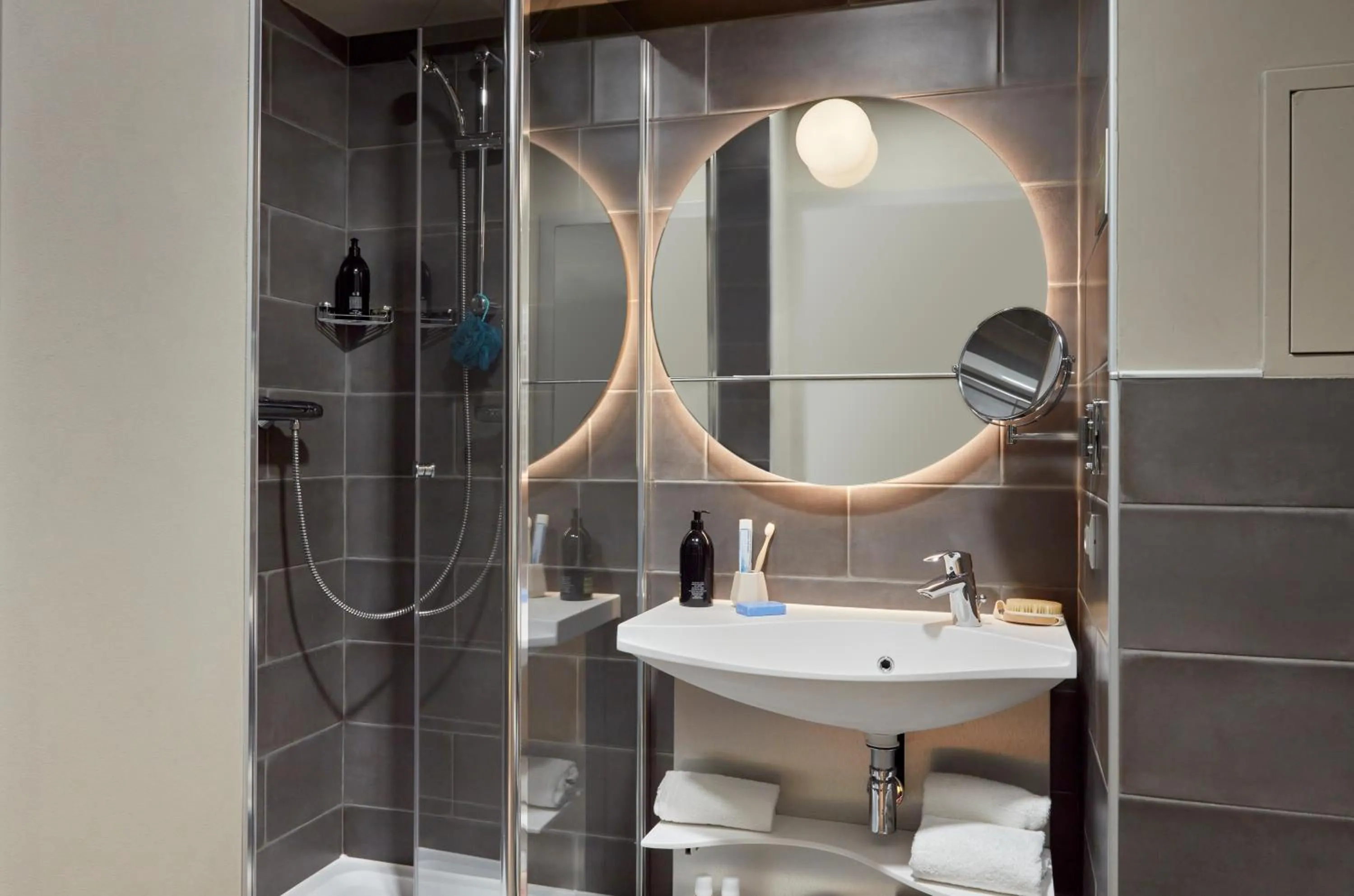 Bathroom in Aparthotel Adagio Paris Suresnes Longchamp