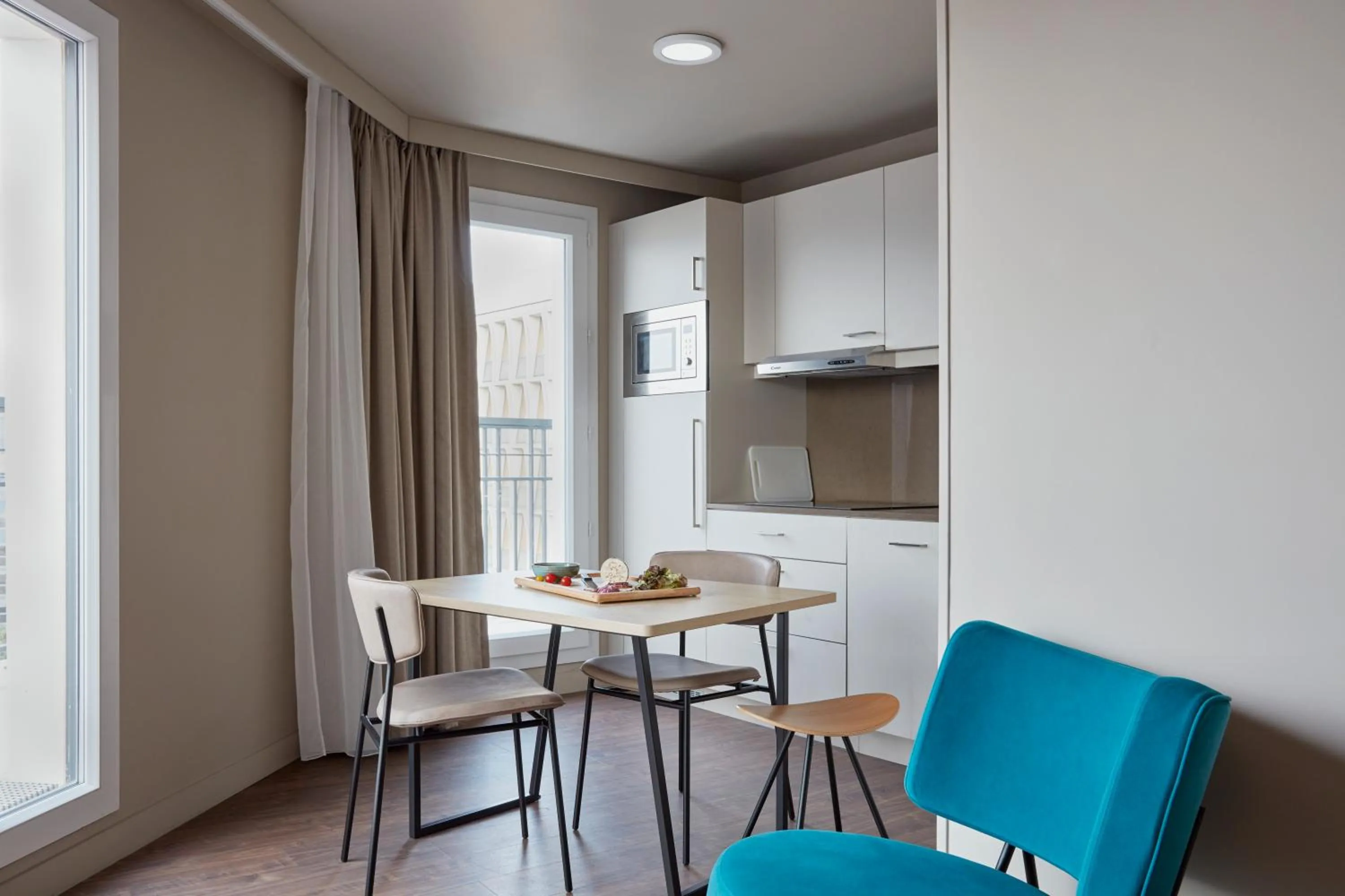 Dining area in Aparthotel Adagio Paris Suresnes Longchamp