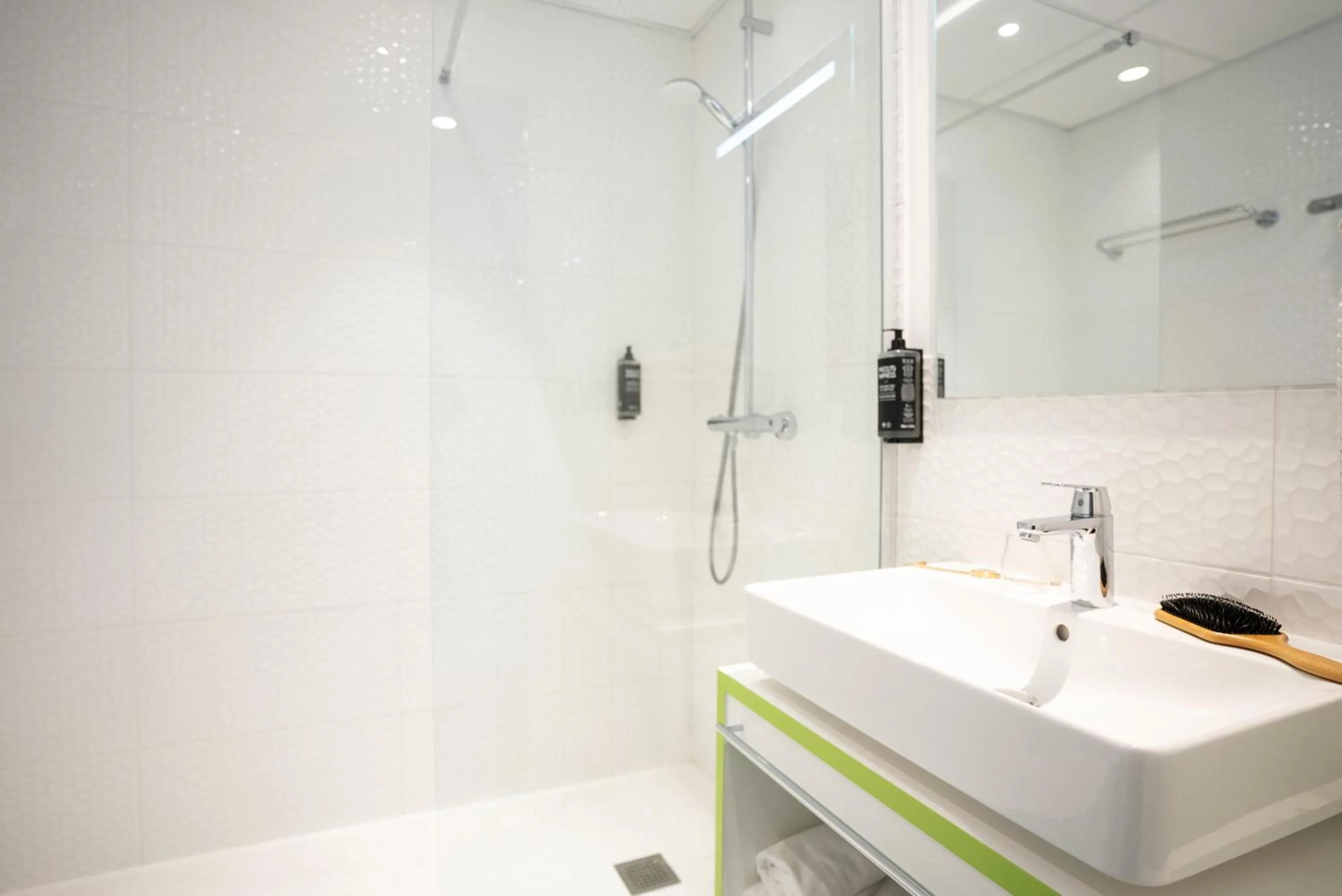 Shower in ibis Styles Fougeres