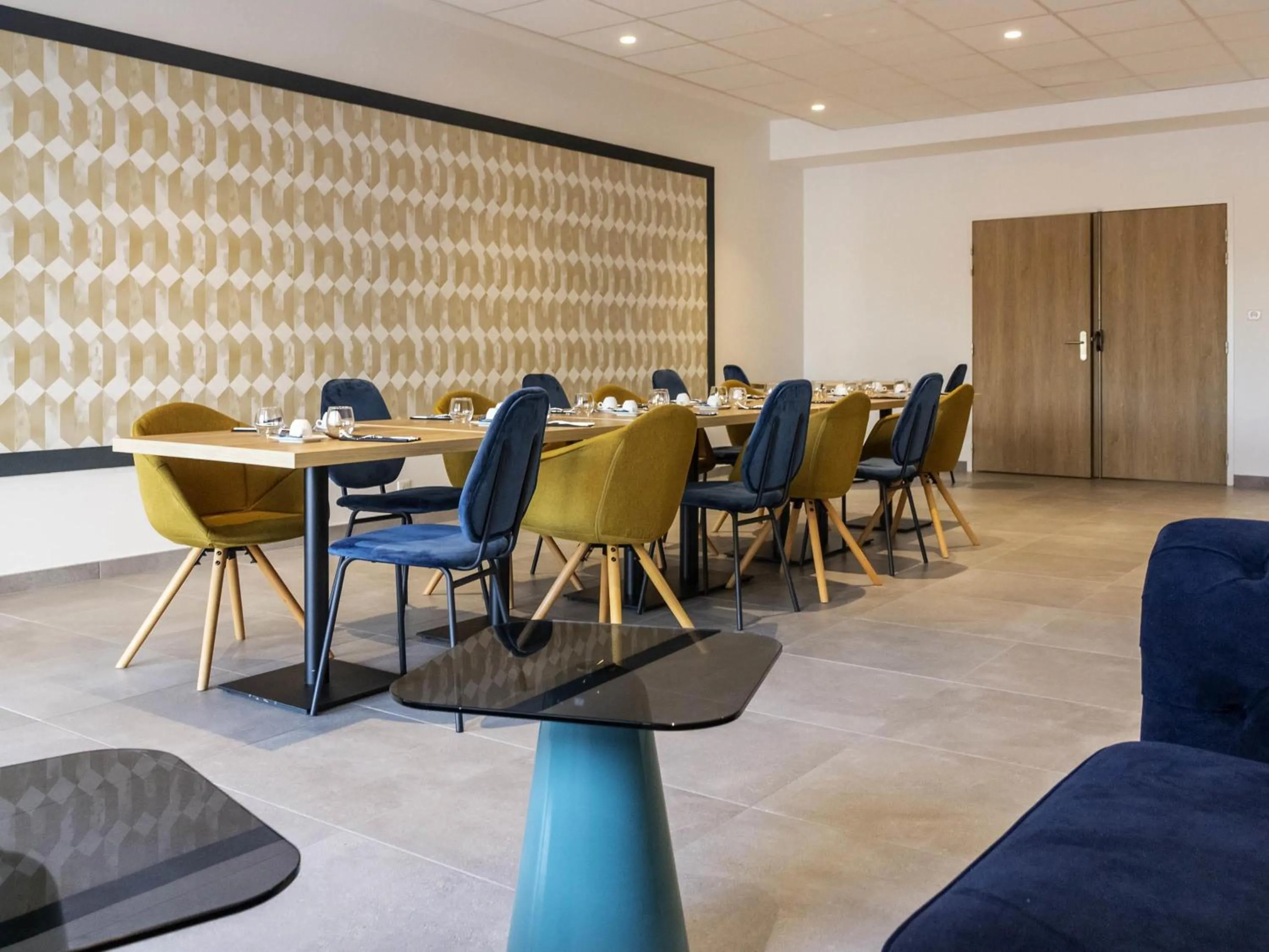 Meeting/conference room in ibis Styles Fougeres
