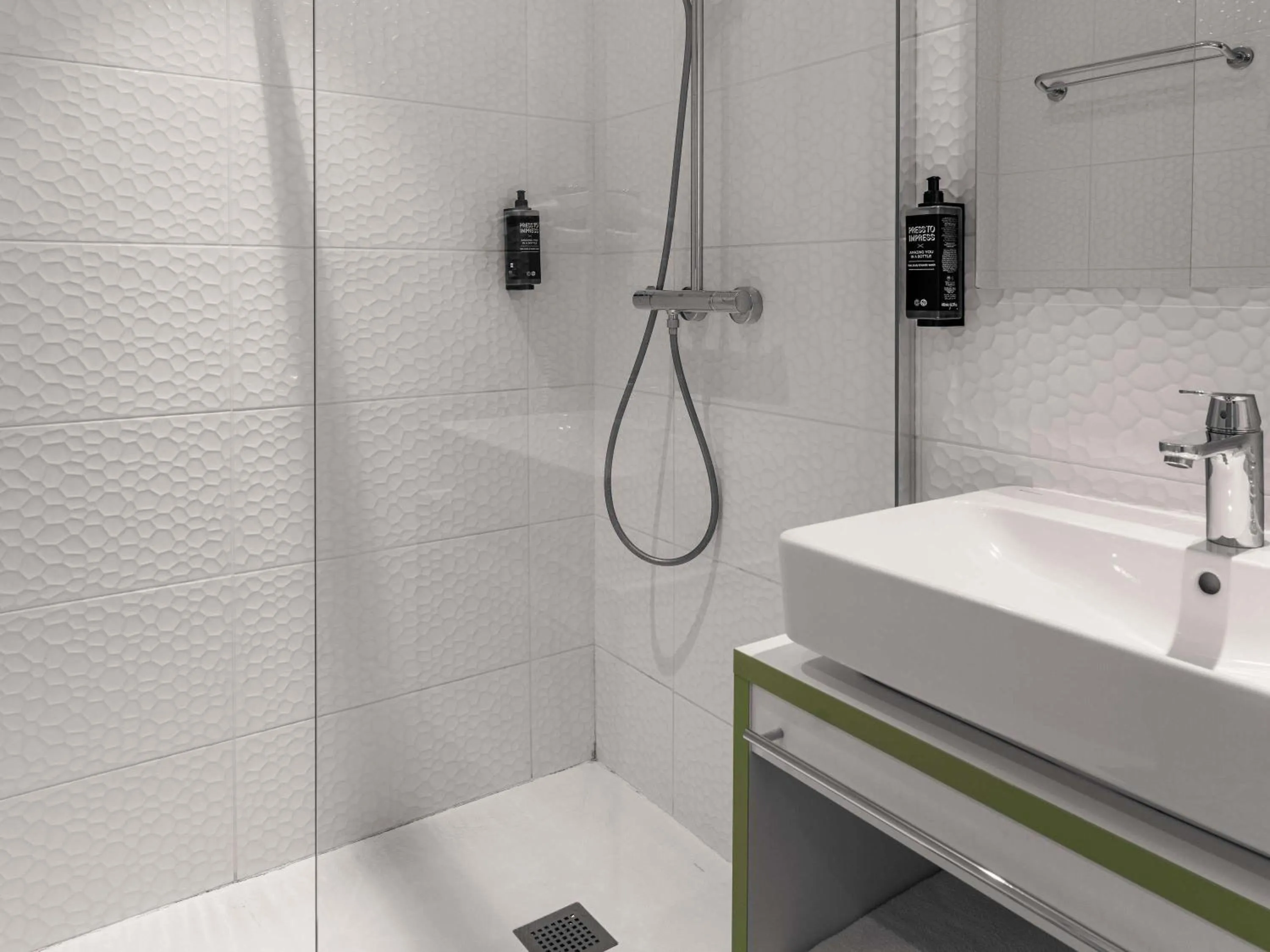 Bedroom in ibis Styles Fougeres