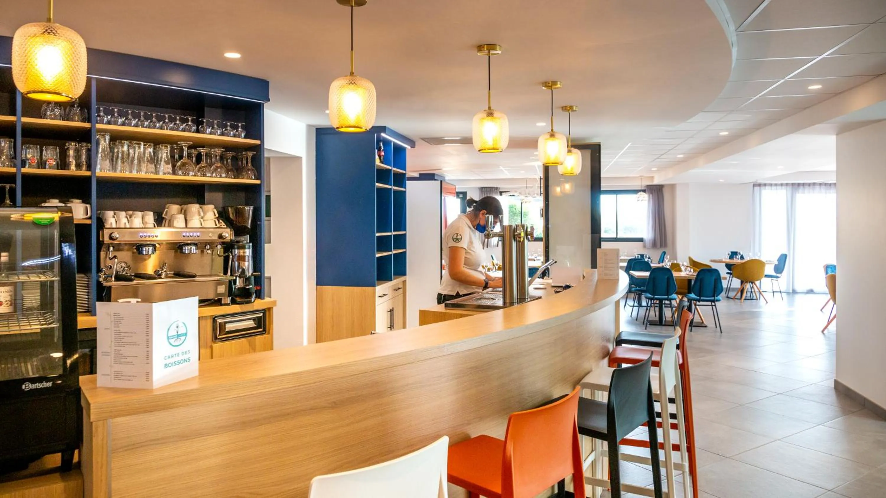 Lounge or bar in ibis Styles Fougeres