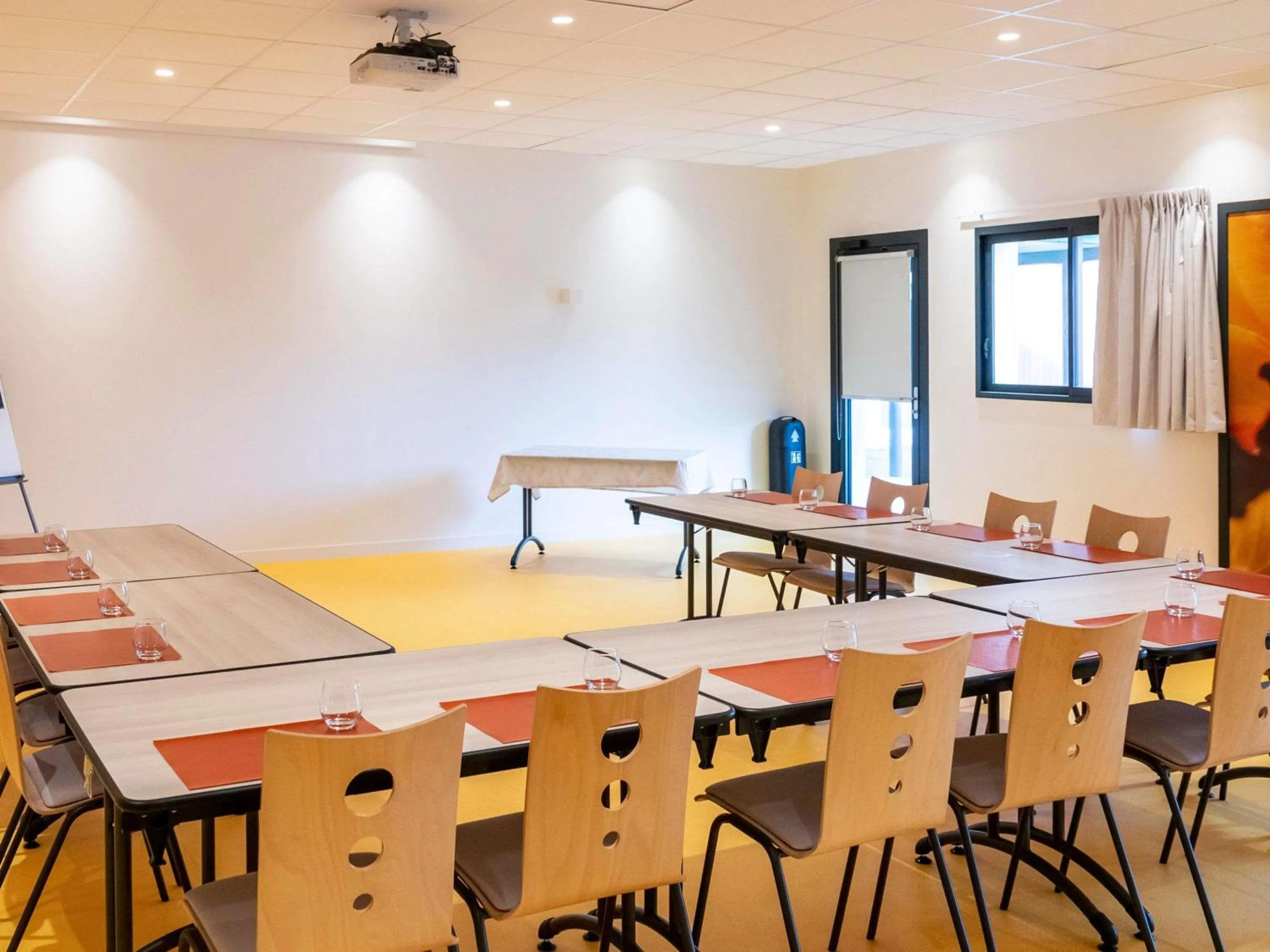 Meeting/conference room in ibis Styles Fougeres