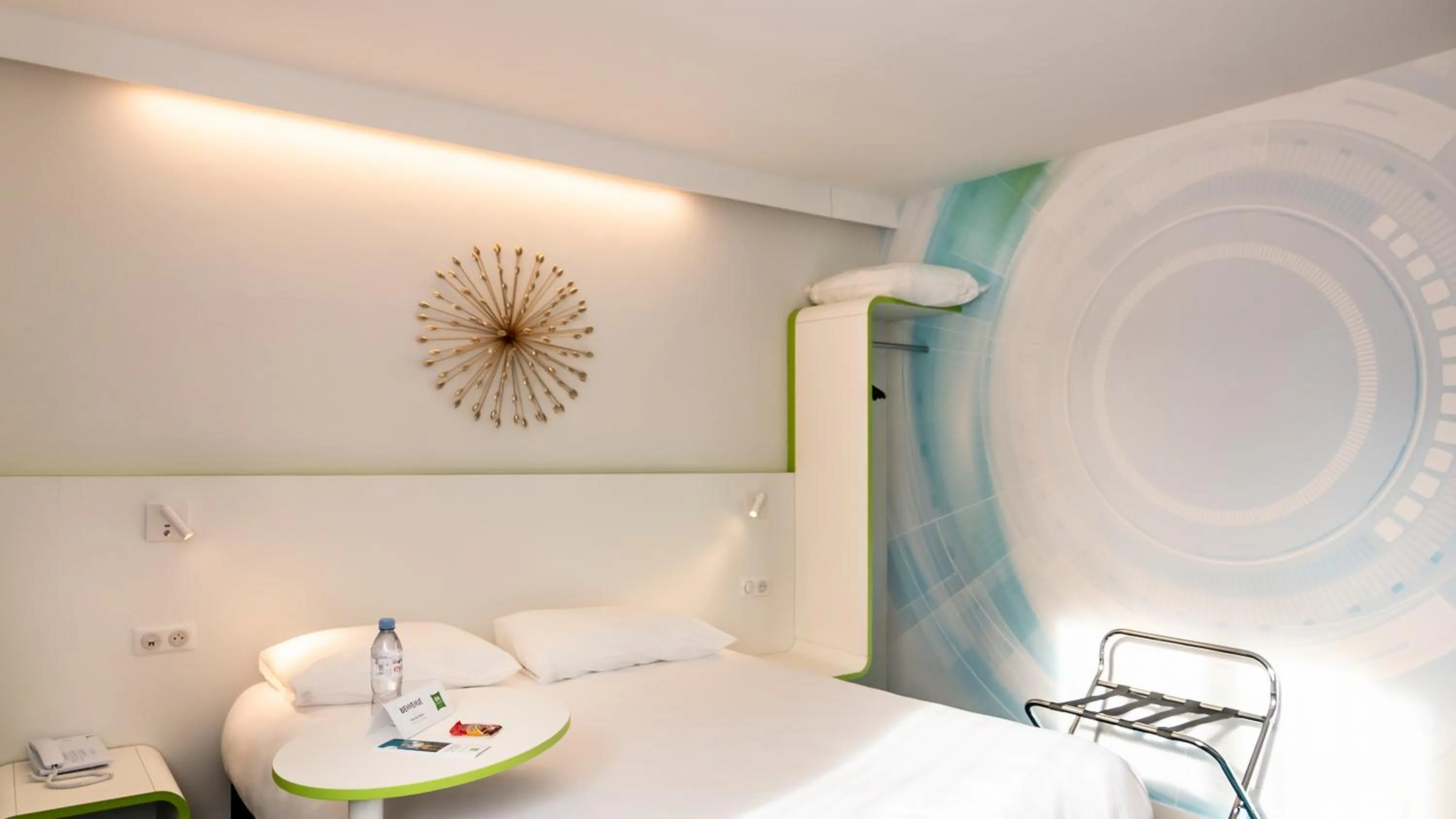 Photo of the whole room, Bed in ibis Styles Fougeres