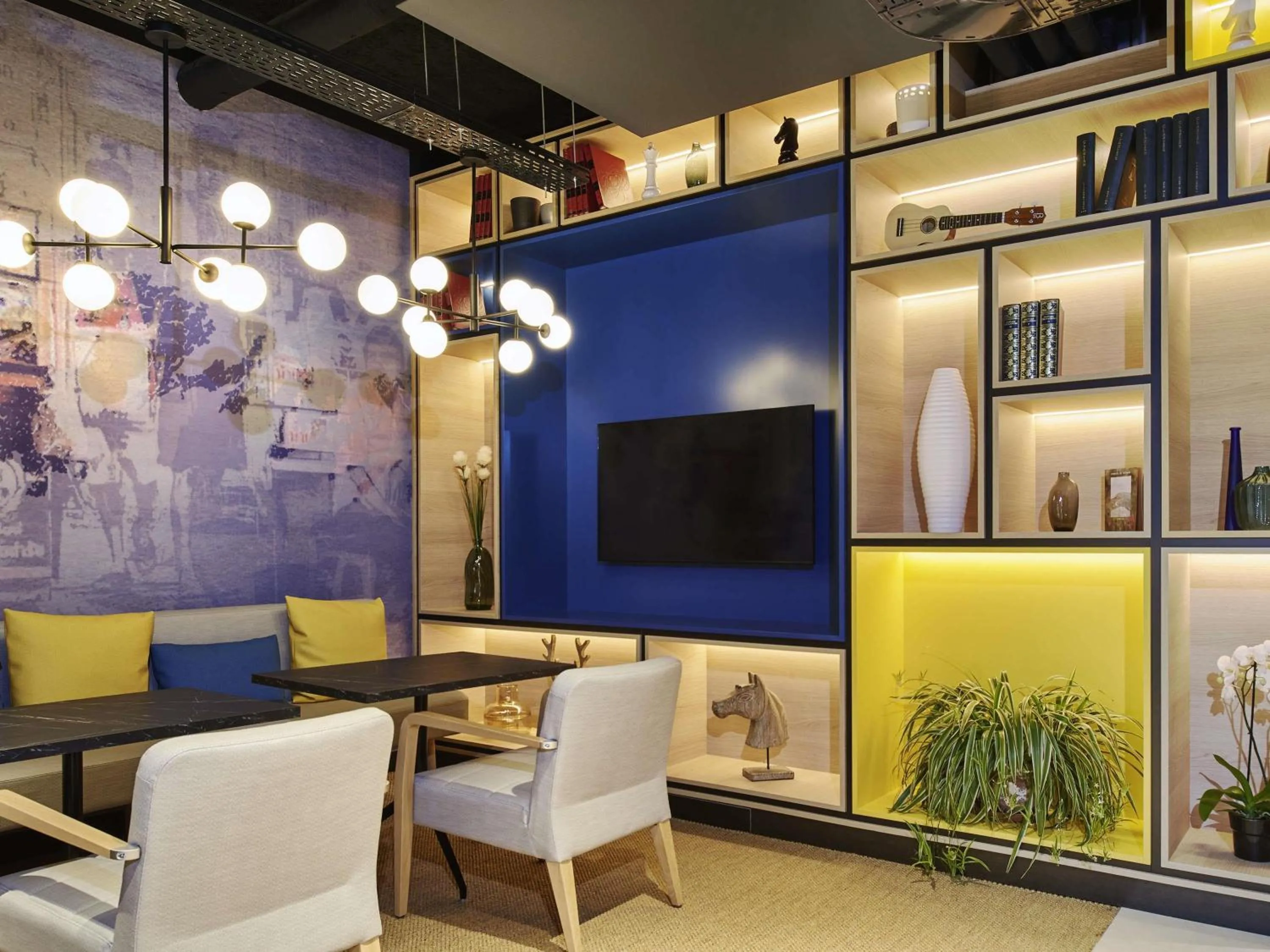 Lounge or bar in ibis Bethune Centre Gare