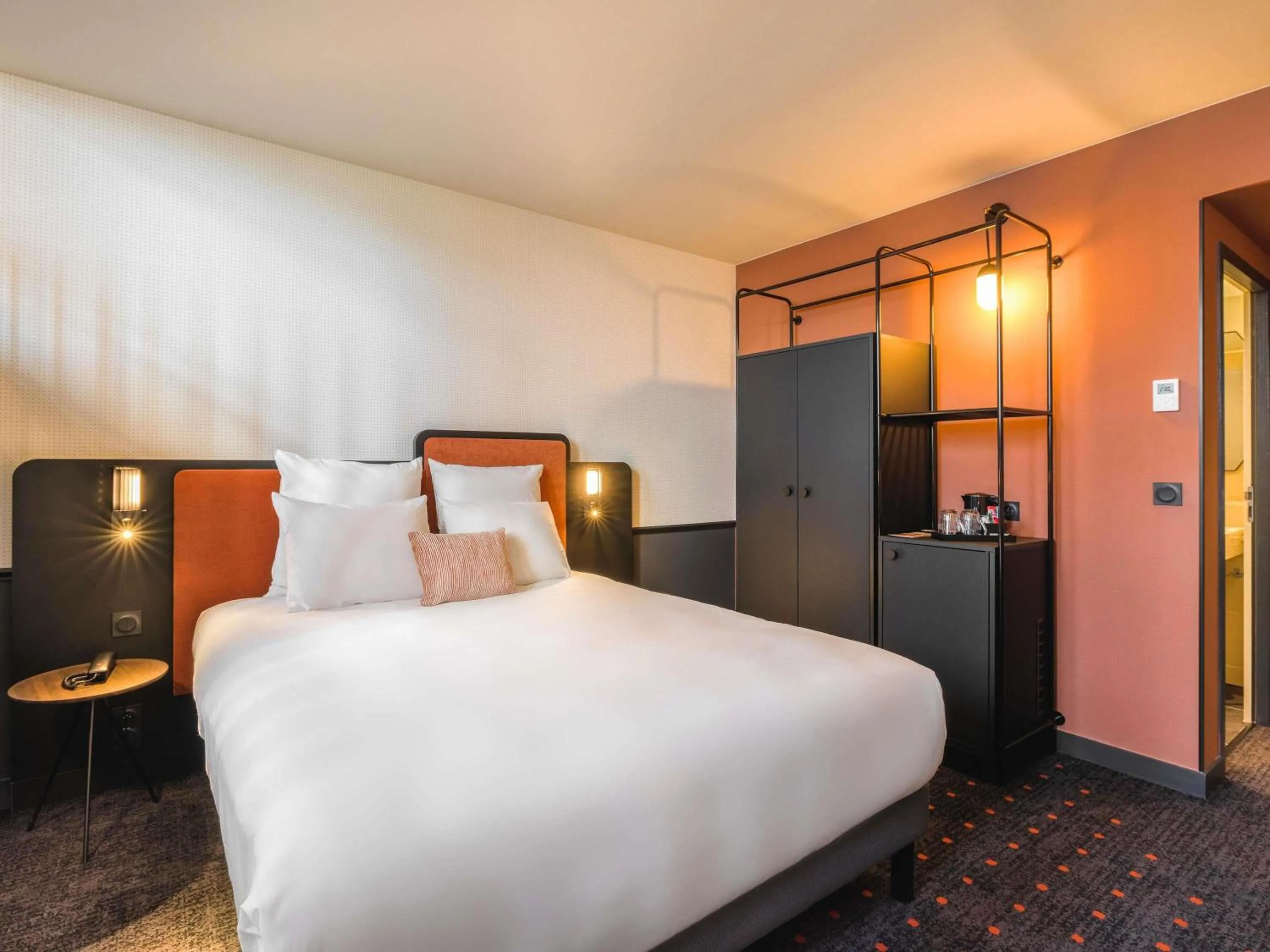 Property building, Bed in Mercure Bordeaux Centre Gare Atlantic