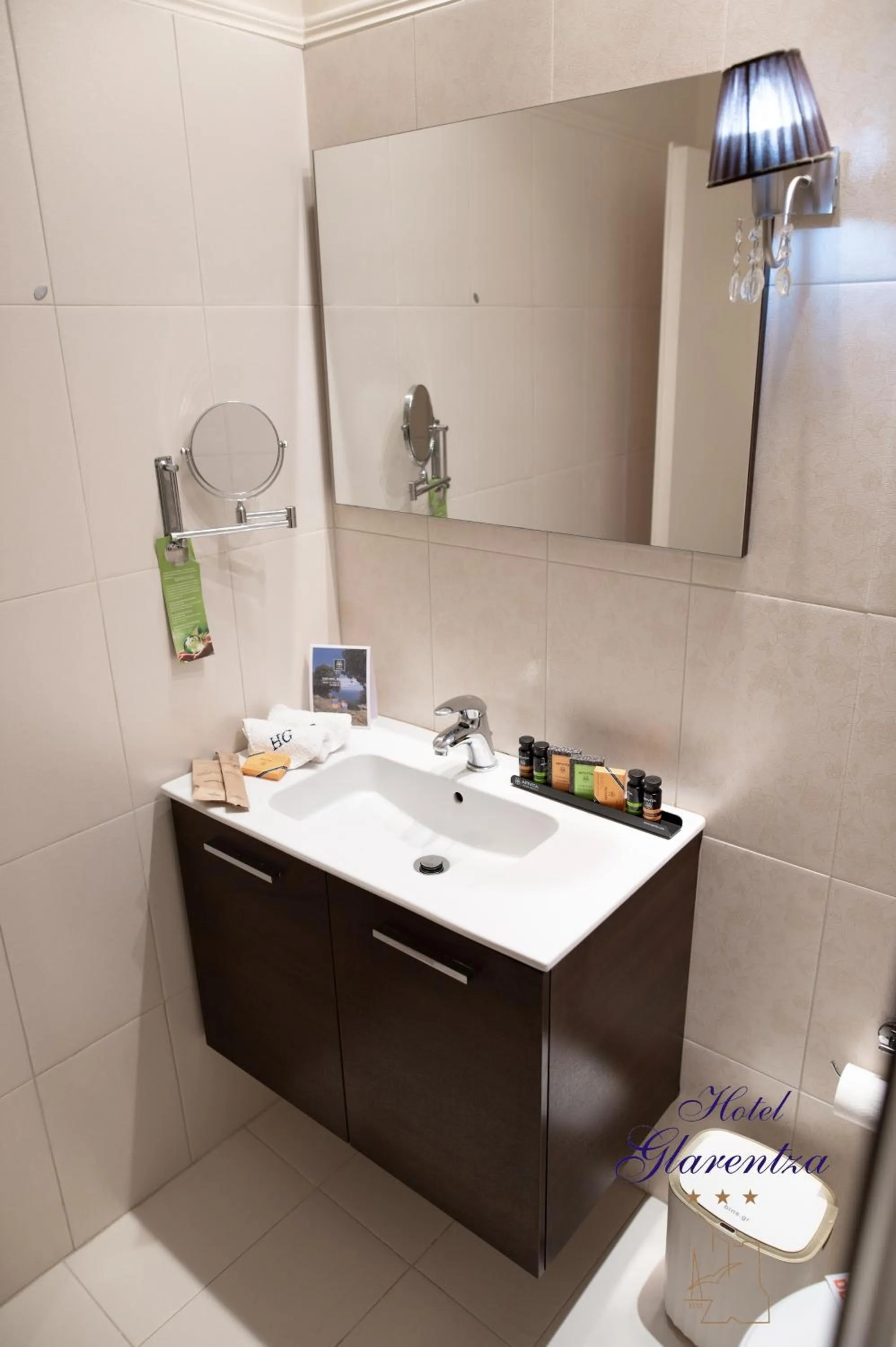 Bathroom in GLARENTZA