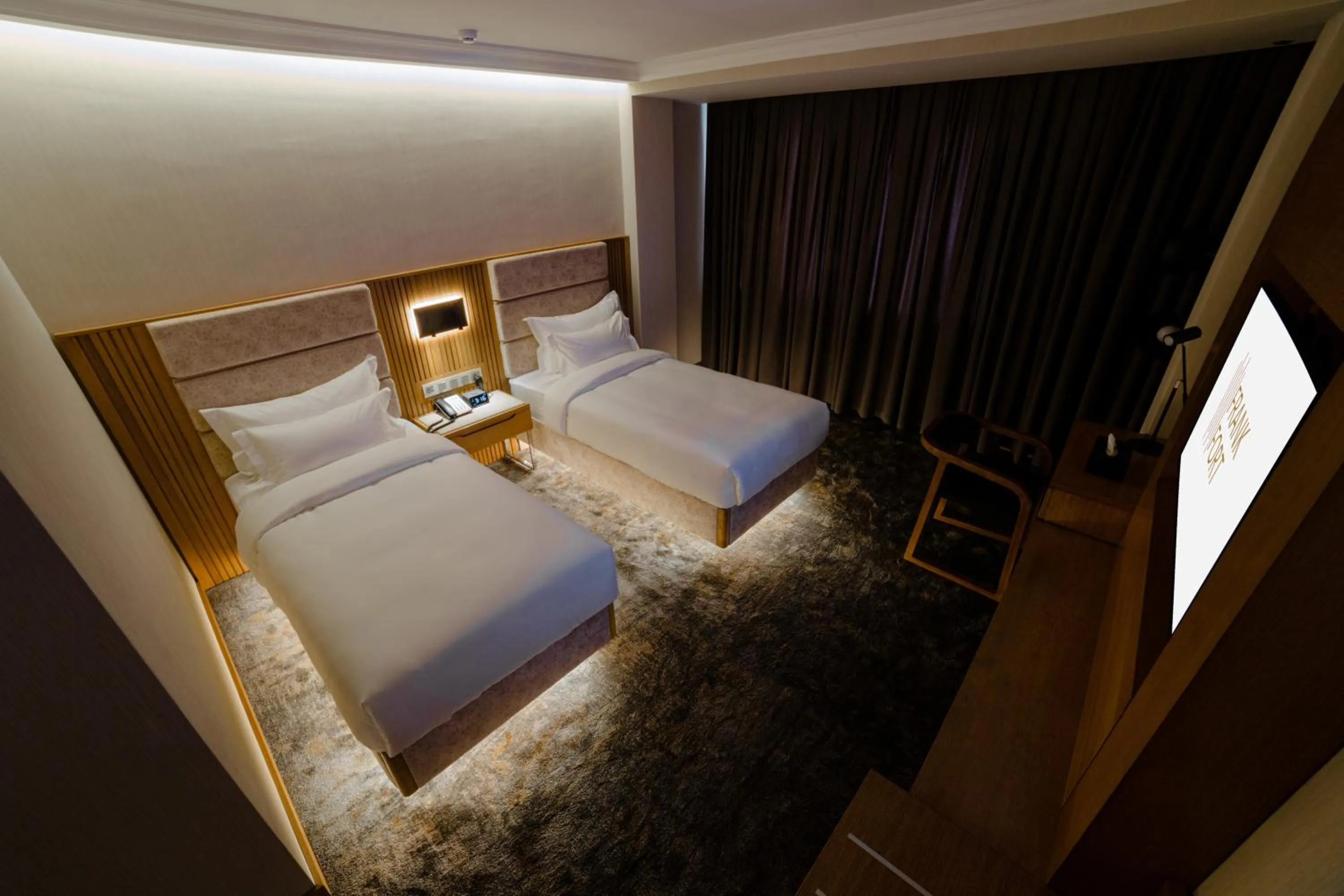 Photo of the whole room, Bed in Frankfort Hotel and Spa