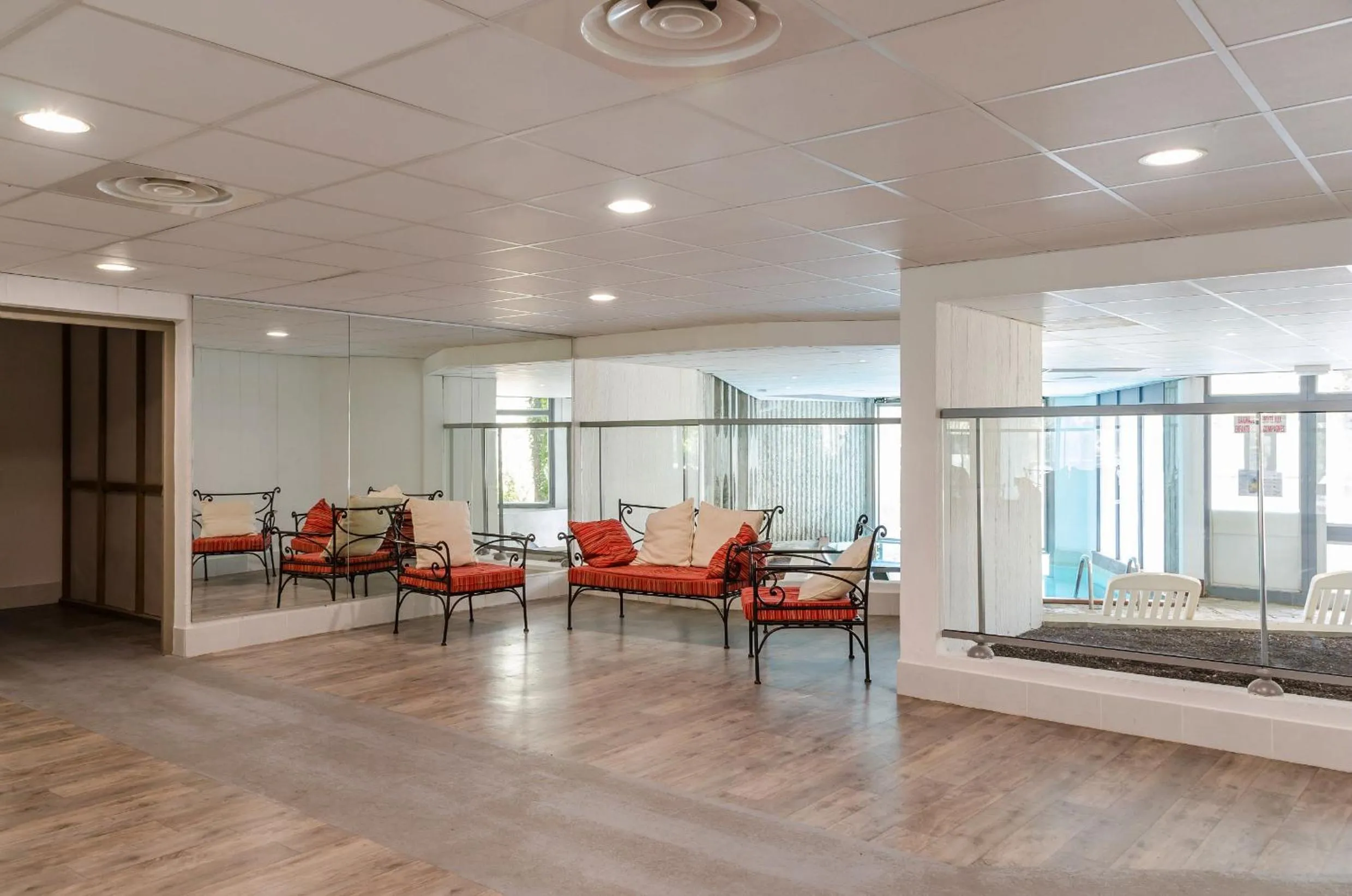 Lounge or bar in SOWELL Family Le Vallon