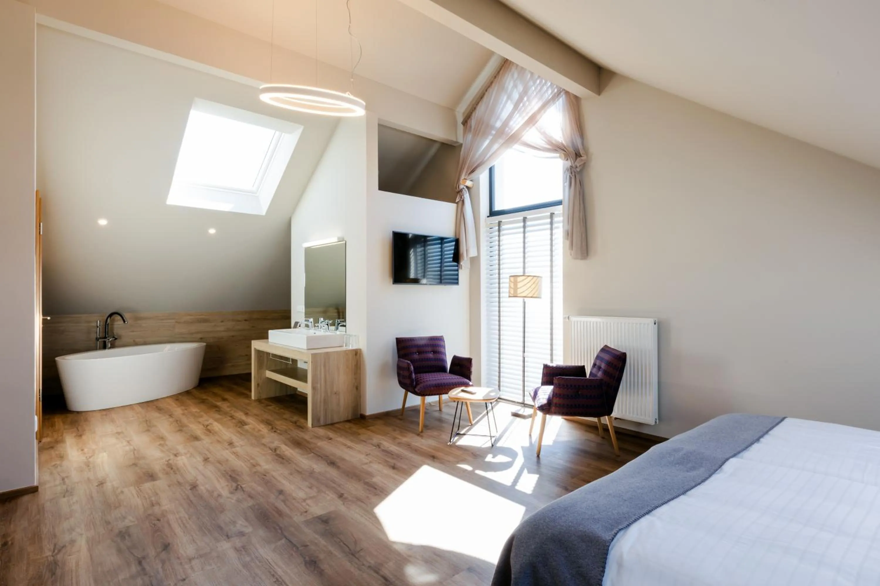 Shower, Bed in Hotel Martha