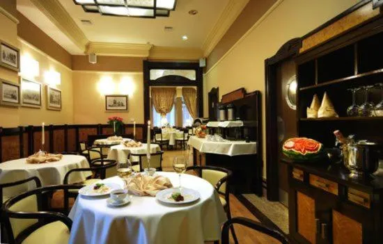 Restaurant/places to eat in Hotel Victoria