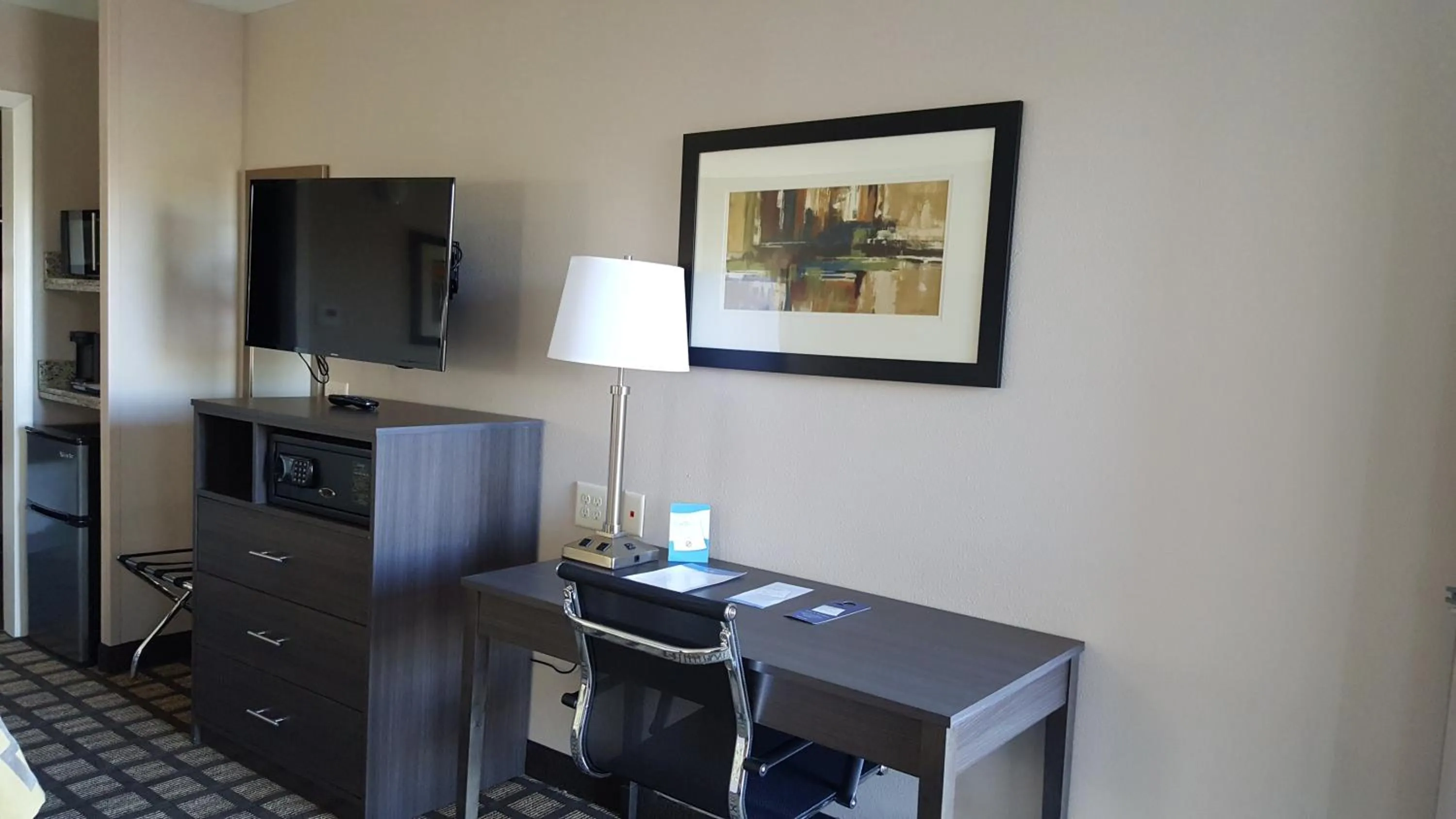 TV and multimedia in Baymont by Wyndham Clarksville