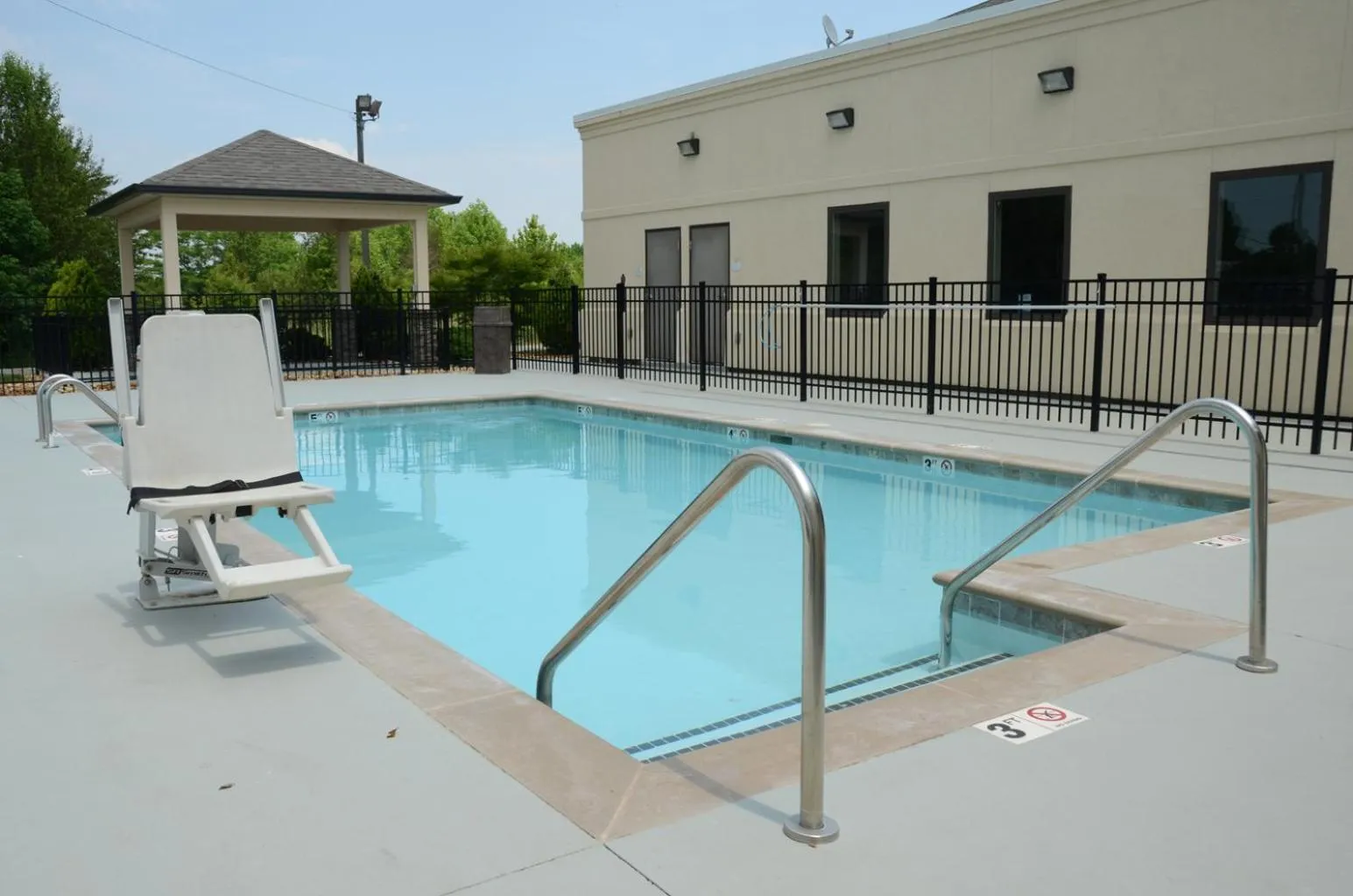 Swimming pool in Baymont by Wyndham Clarksville