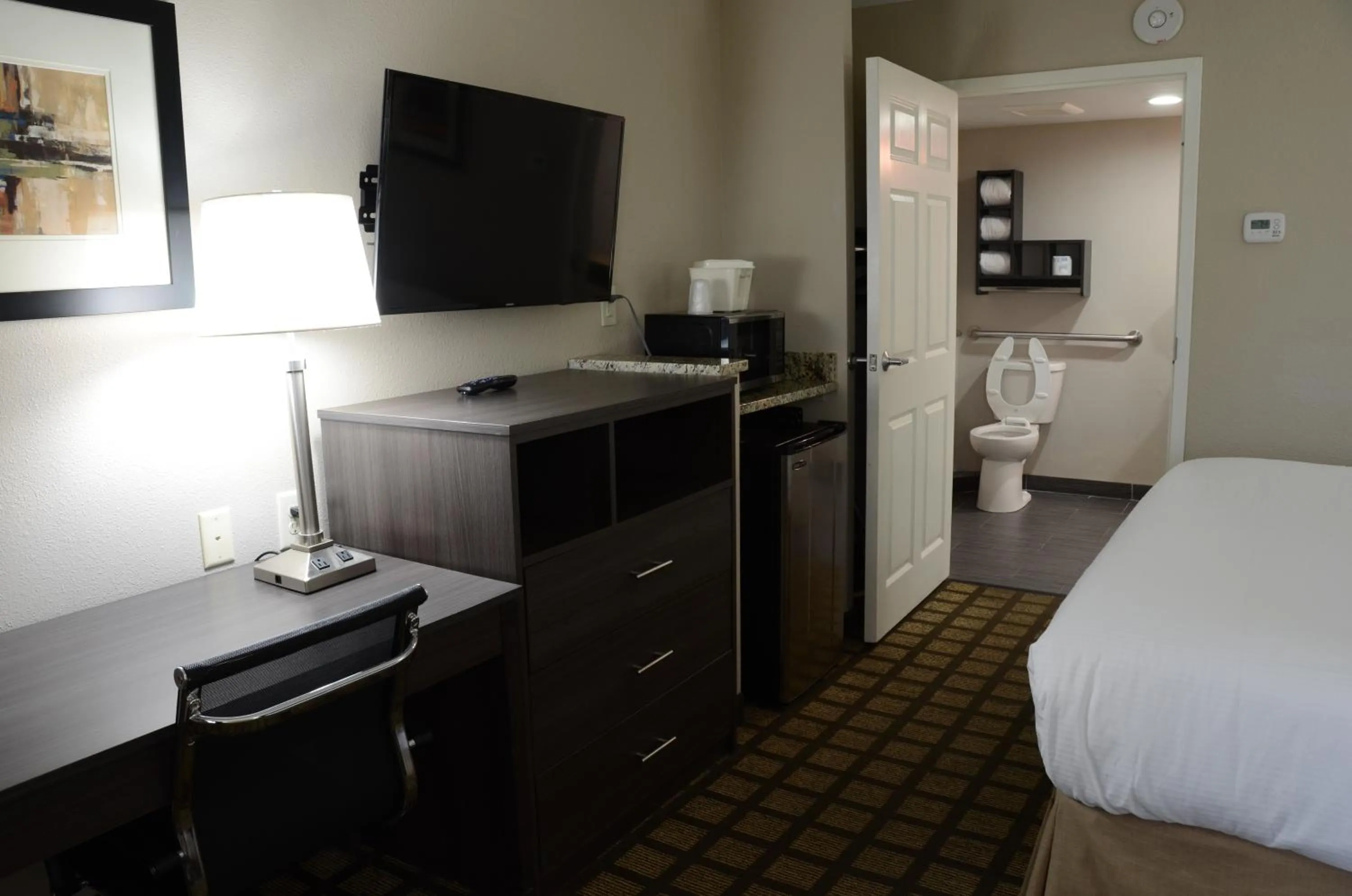 TV and multimedia, Bed in Baymont by Wyndham Clarksville