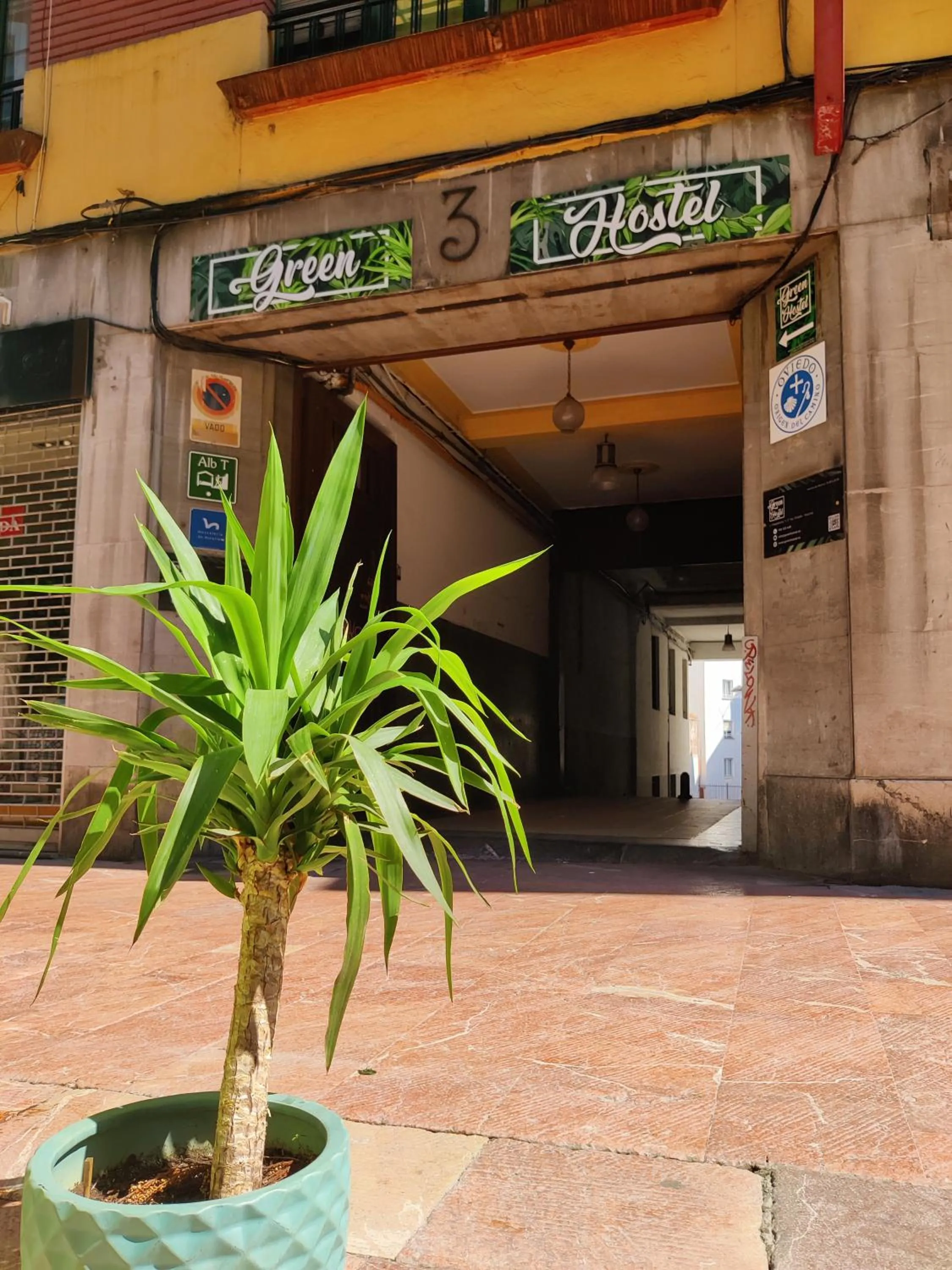 Facade/entrance in Green Hostel Oviedo