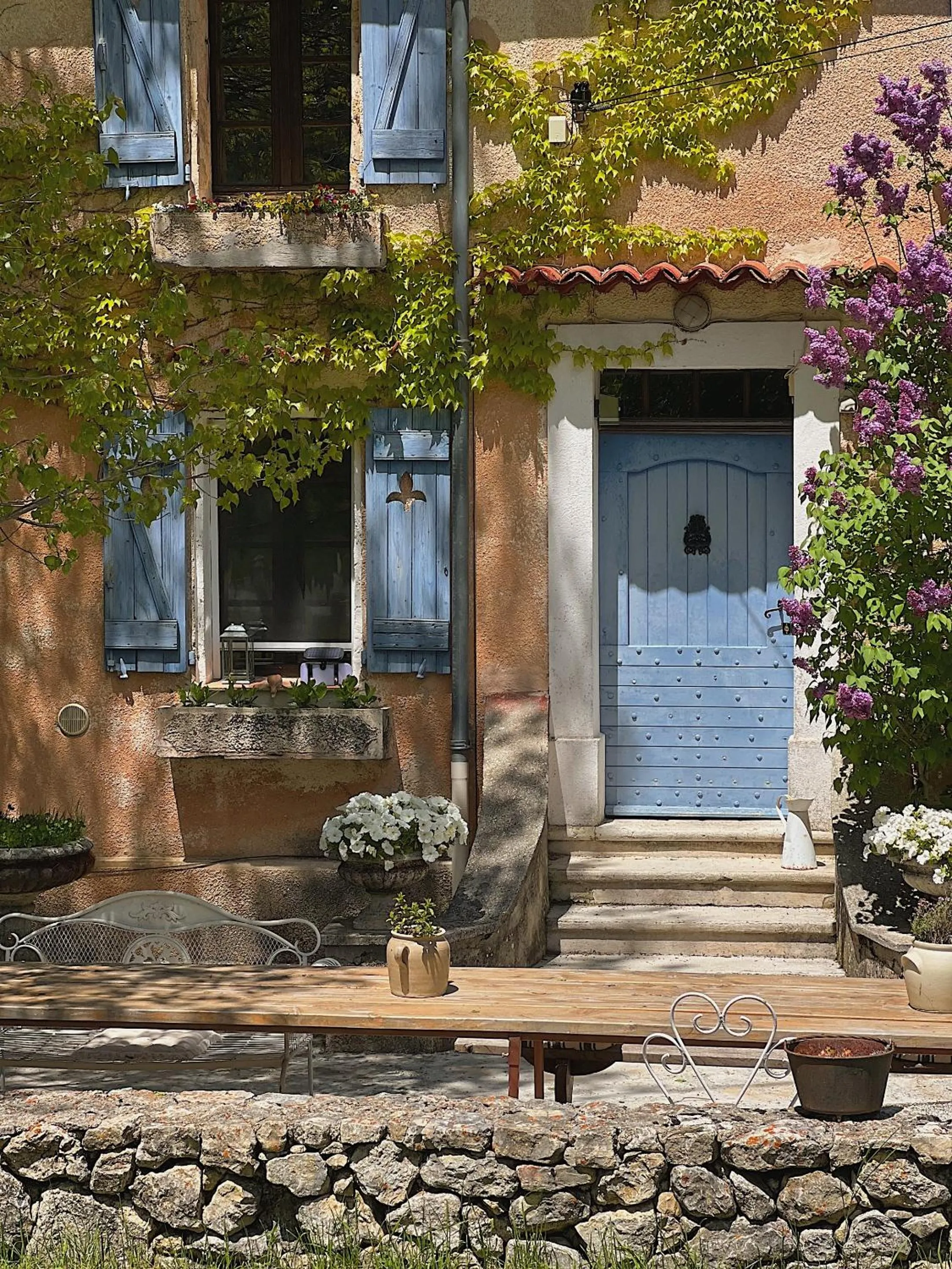 Property building in La Bastide des Pins