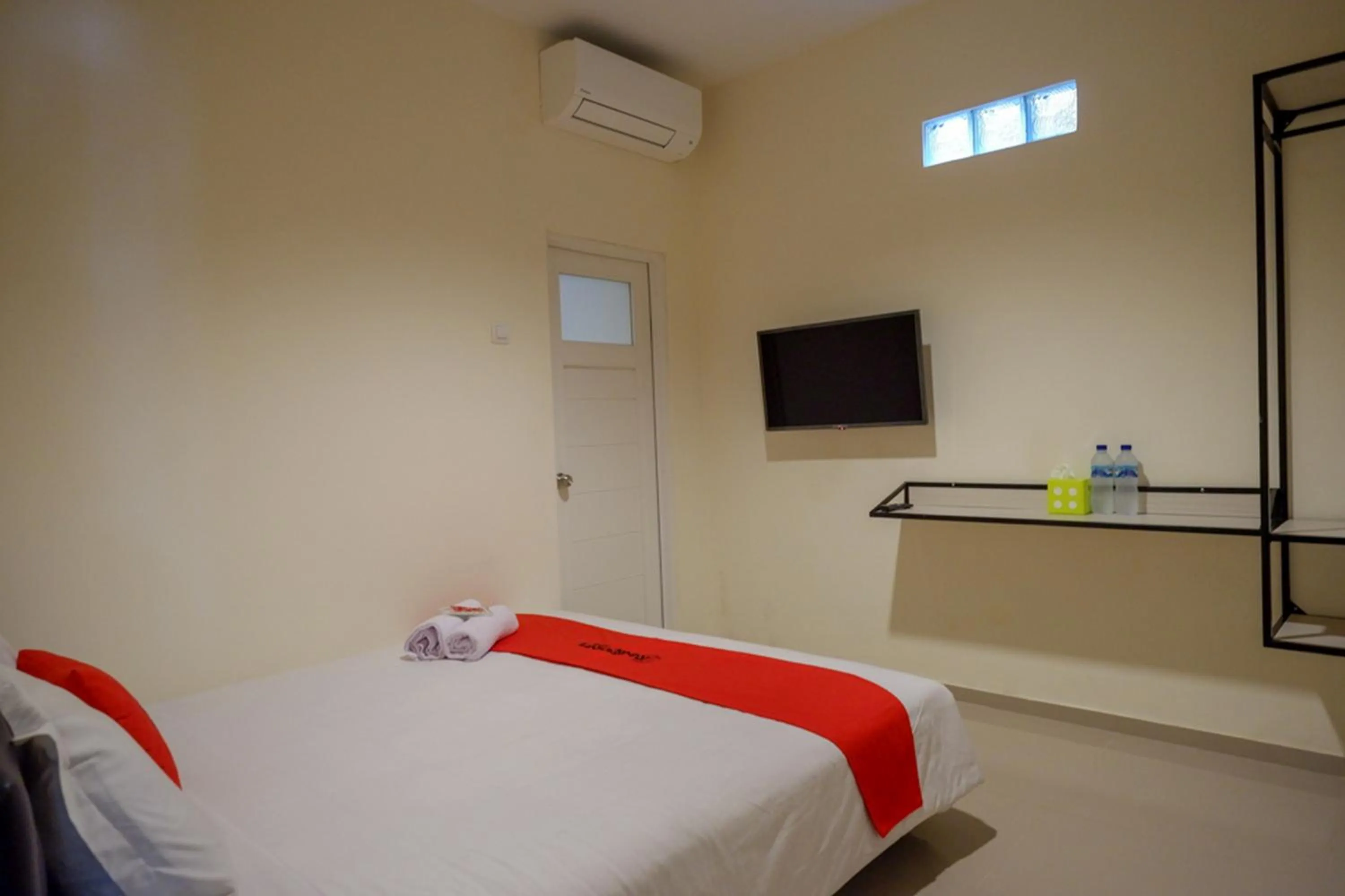 Bedroom, Bed in RedDoorz near Ambarrukmo Plaza Mall