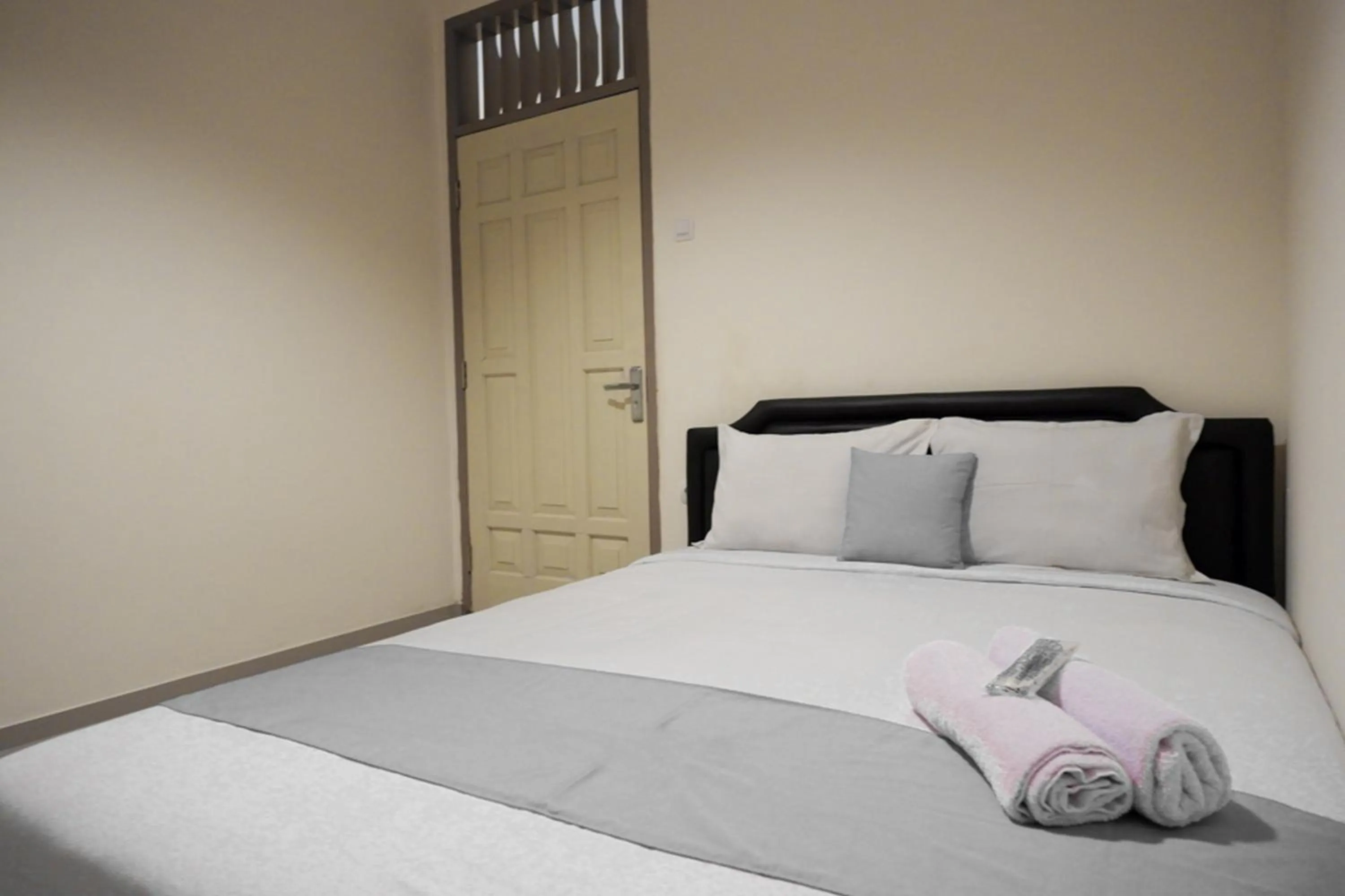 Bedroom, Bed in RedDoorz near Ambarrukmo Plaza Mall