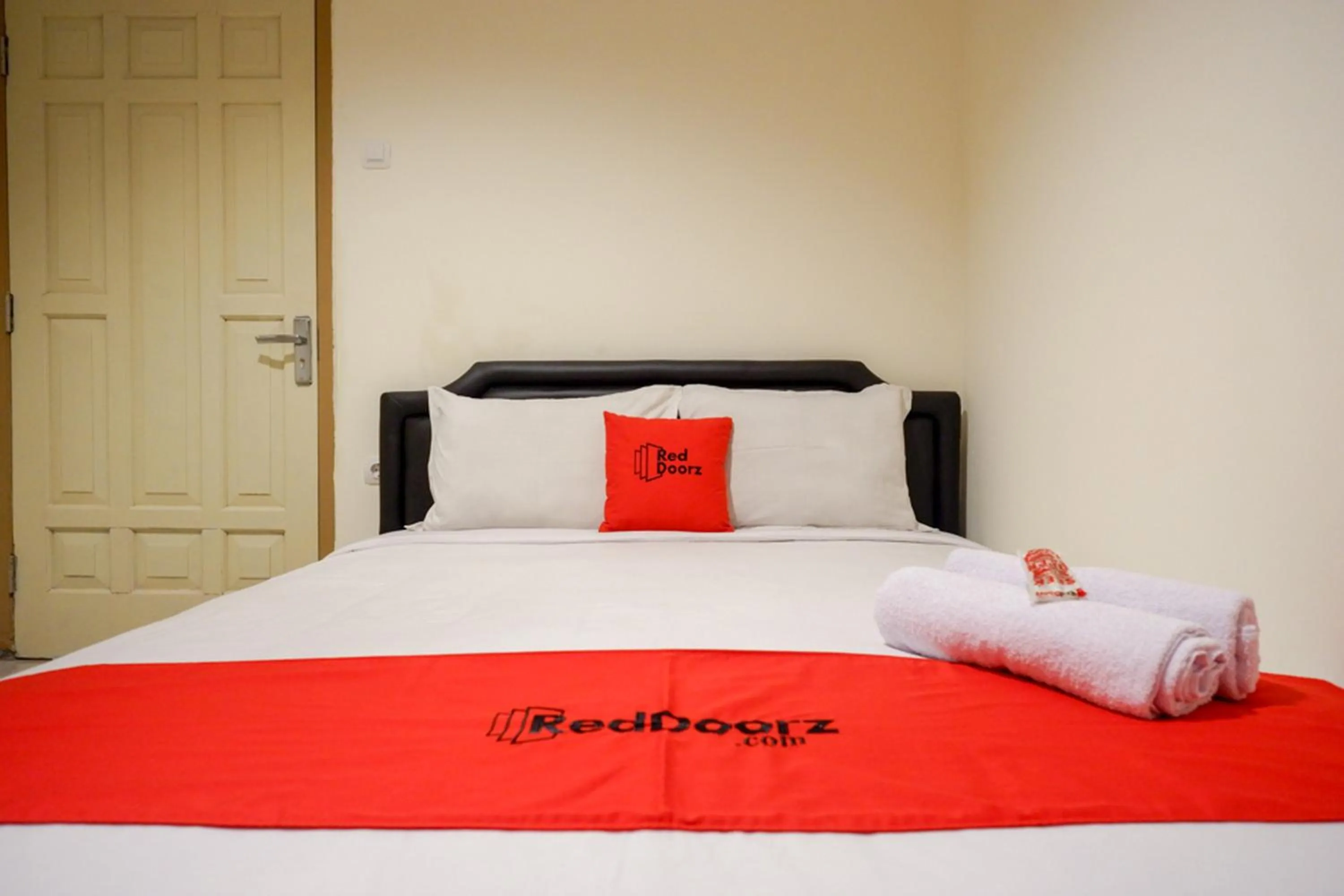 Bedroom, Bed in RedDoorz near Ambarrukmo Plaza Mall