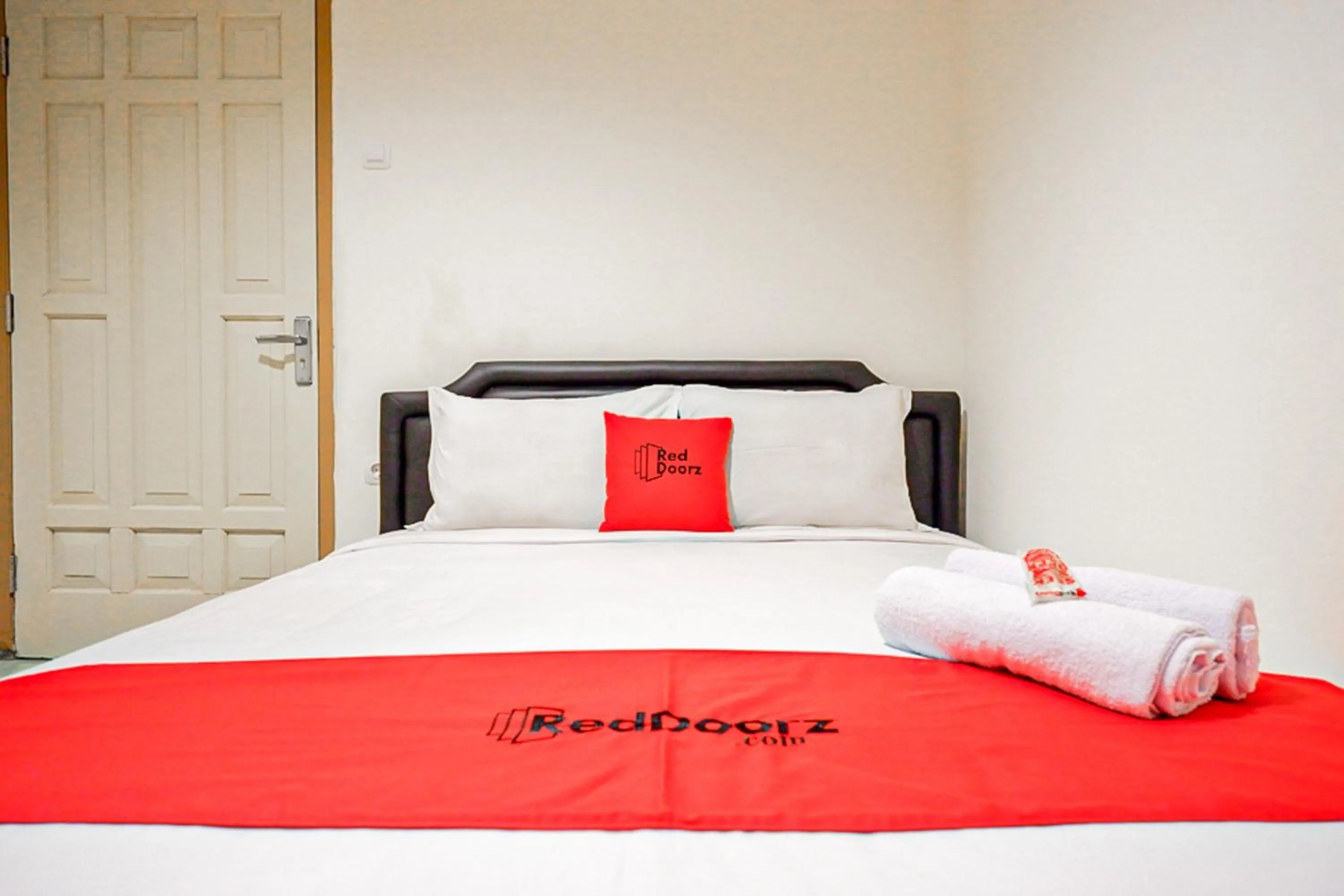 Bedroom, Bed in RedDoorz near Ambarrukmo Plaza Mall