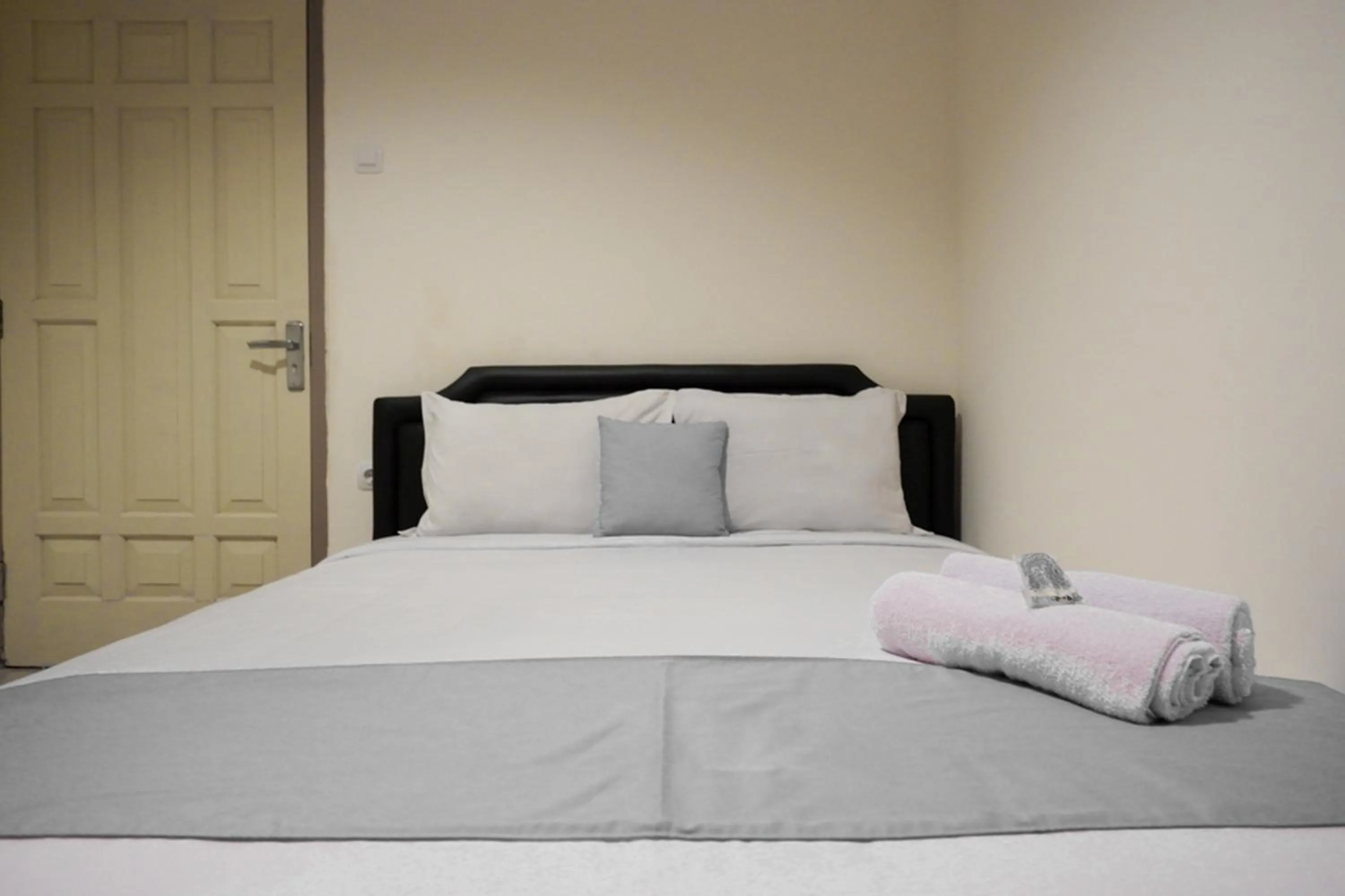 Bedroom, Bed in RedDoorz near Ambarrukmo Plaza Mall