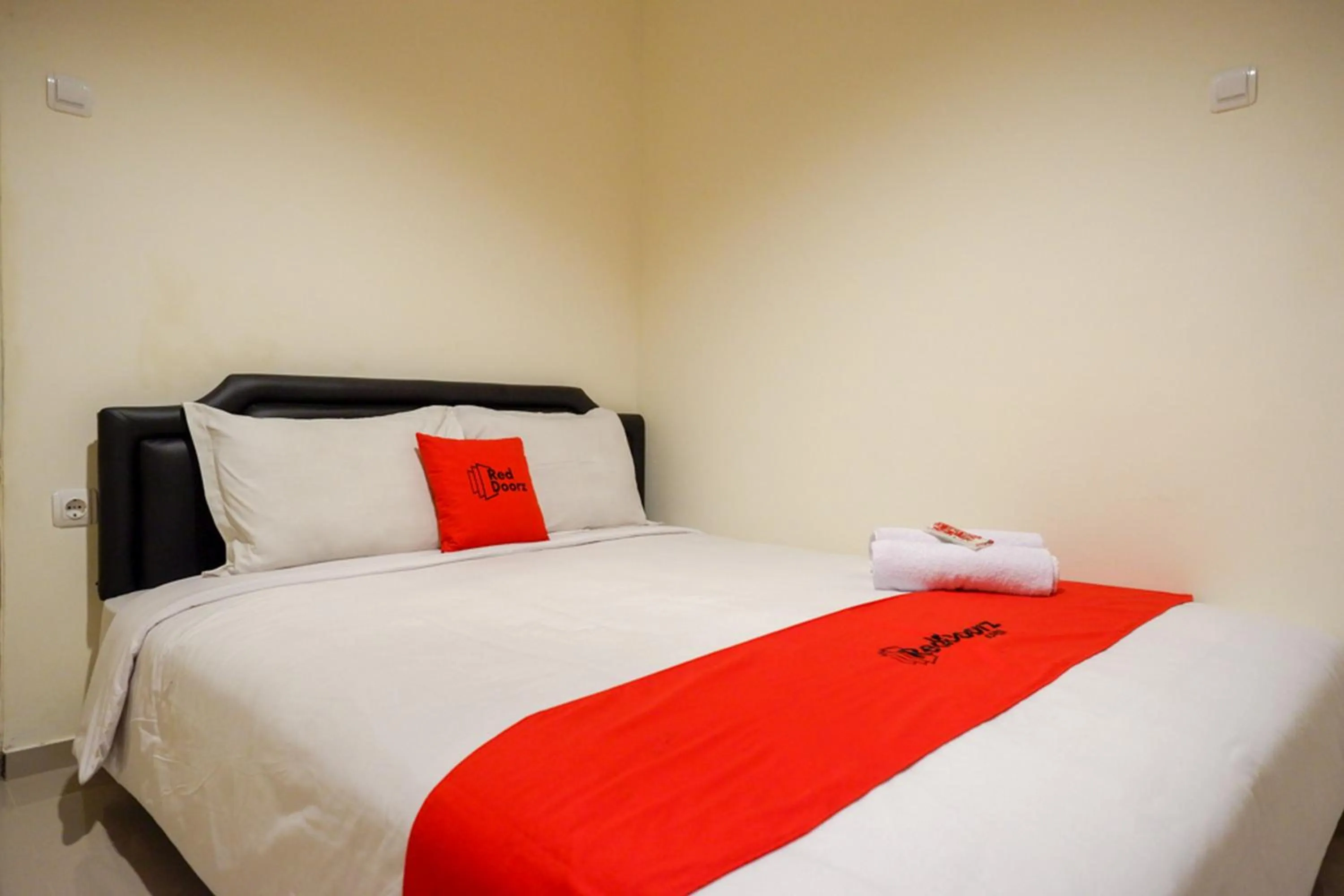 Bedroom, Bed in RedDoorz near Ambarrukmo Plaza Mall