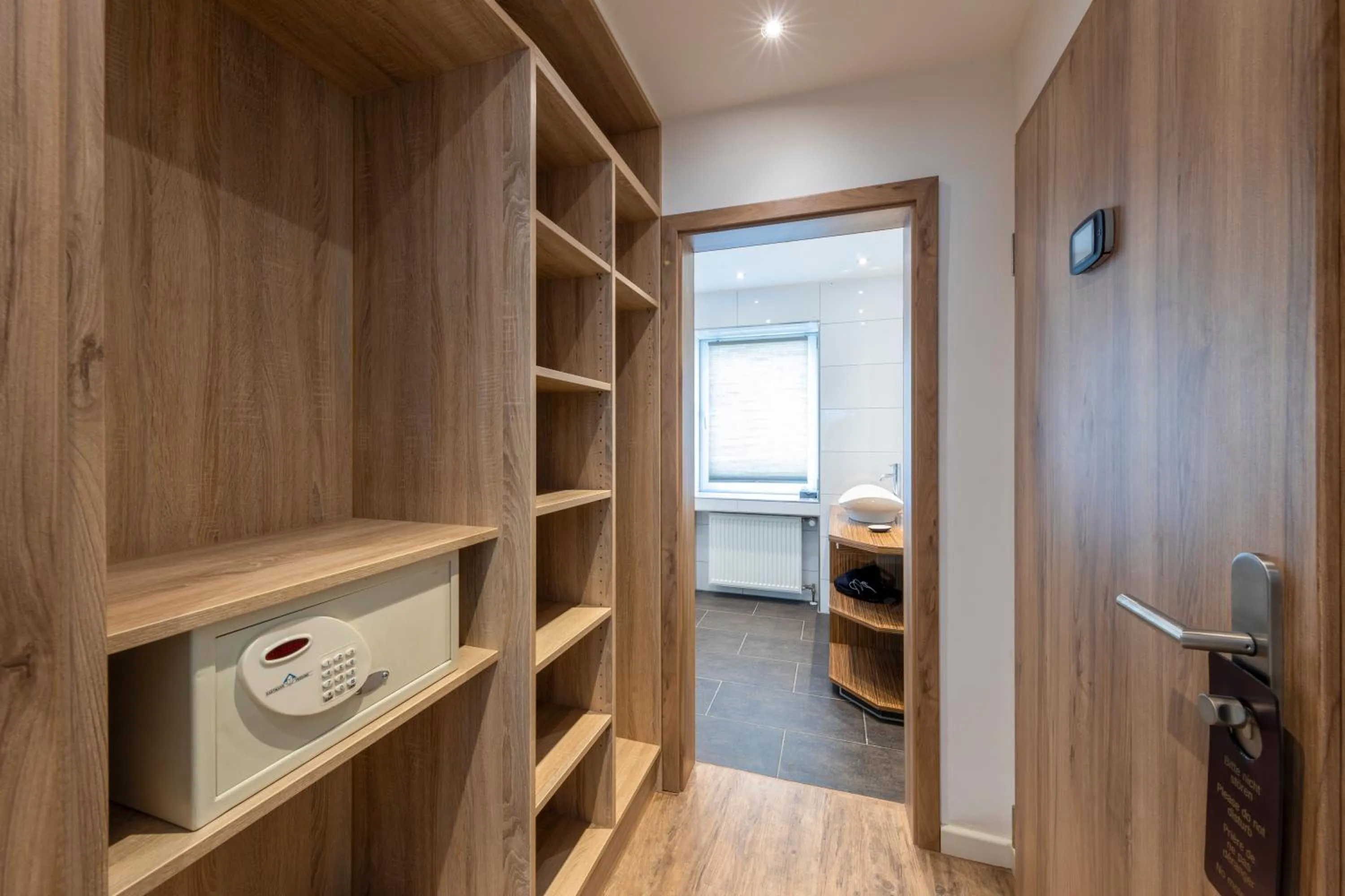 storage, Bed in Hotel Allegro