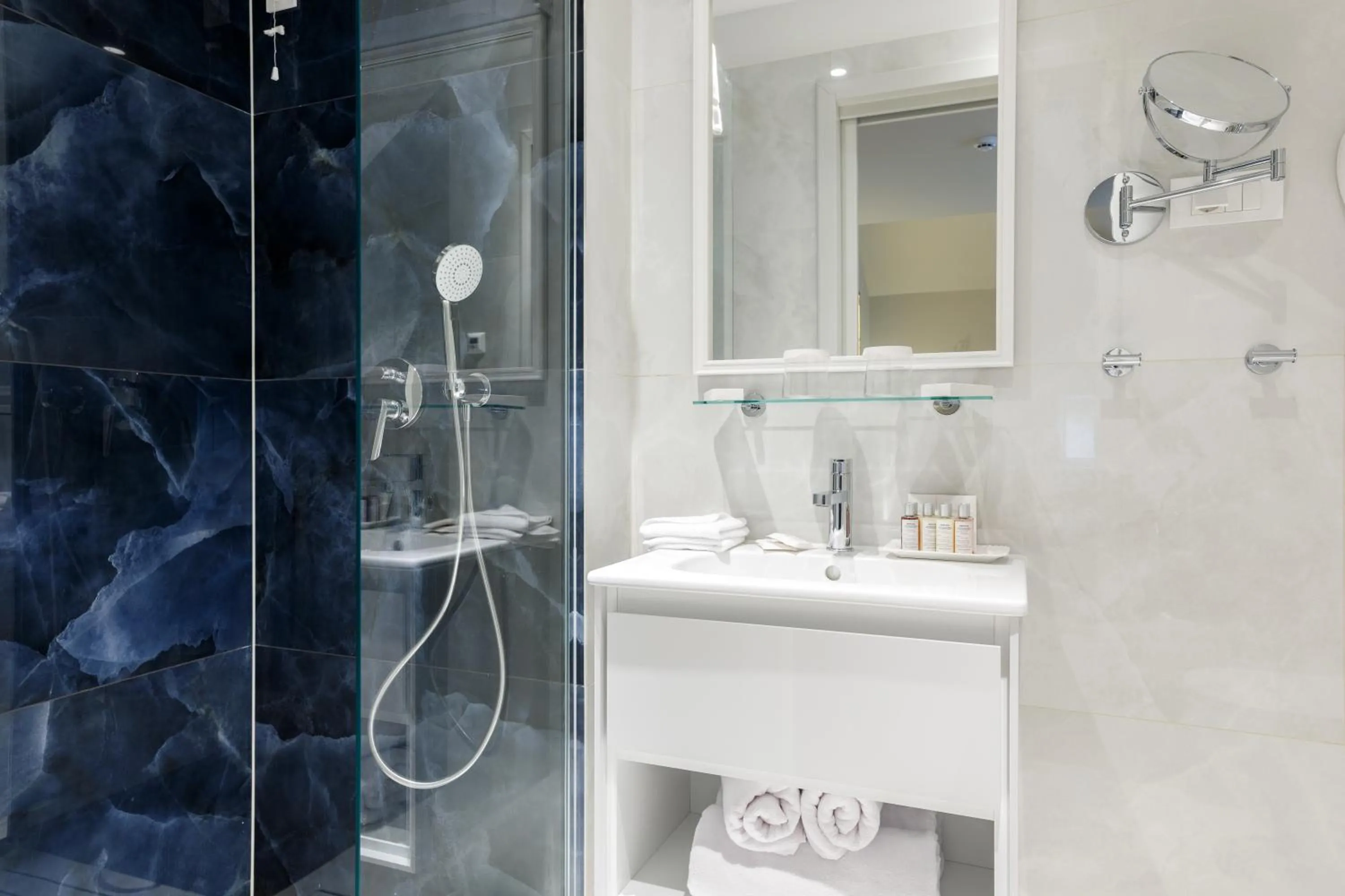 Shower in Heritage hotel Santa Lucia