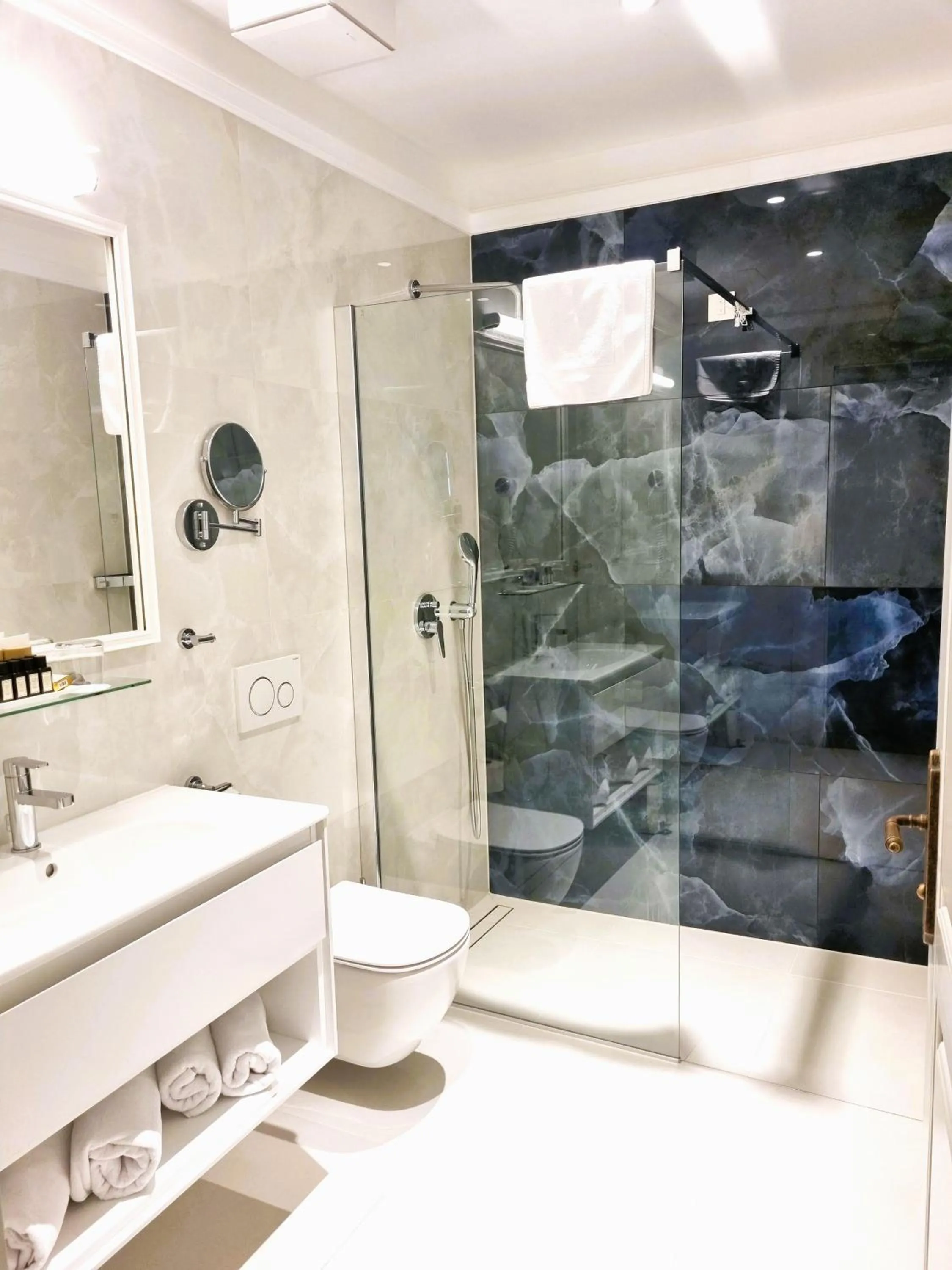 Shower in Heritage hotel Santa Lucia