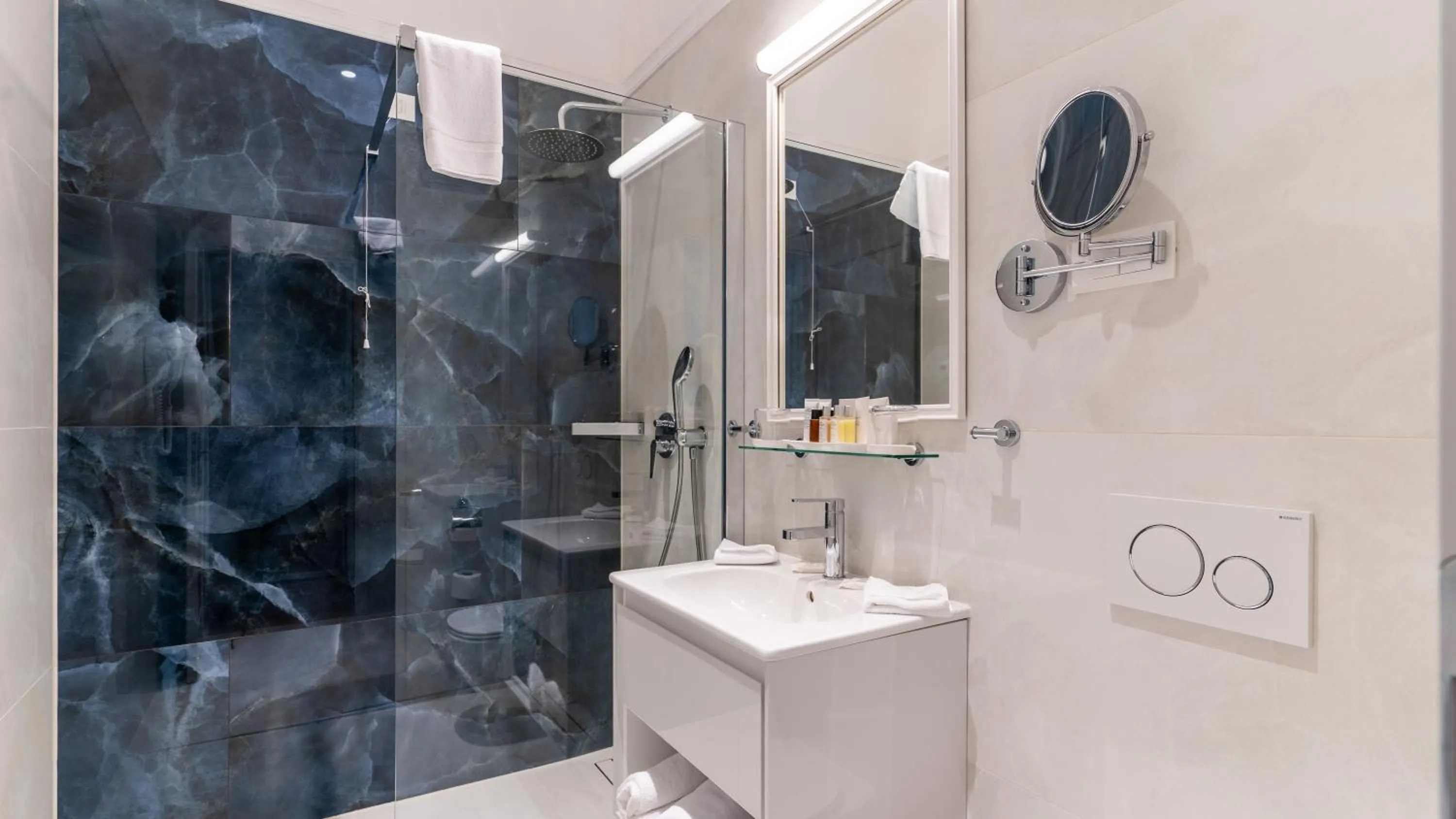 Shower in Heritage hotel Santa Lucia