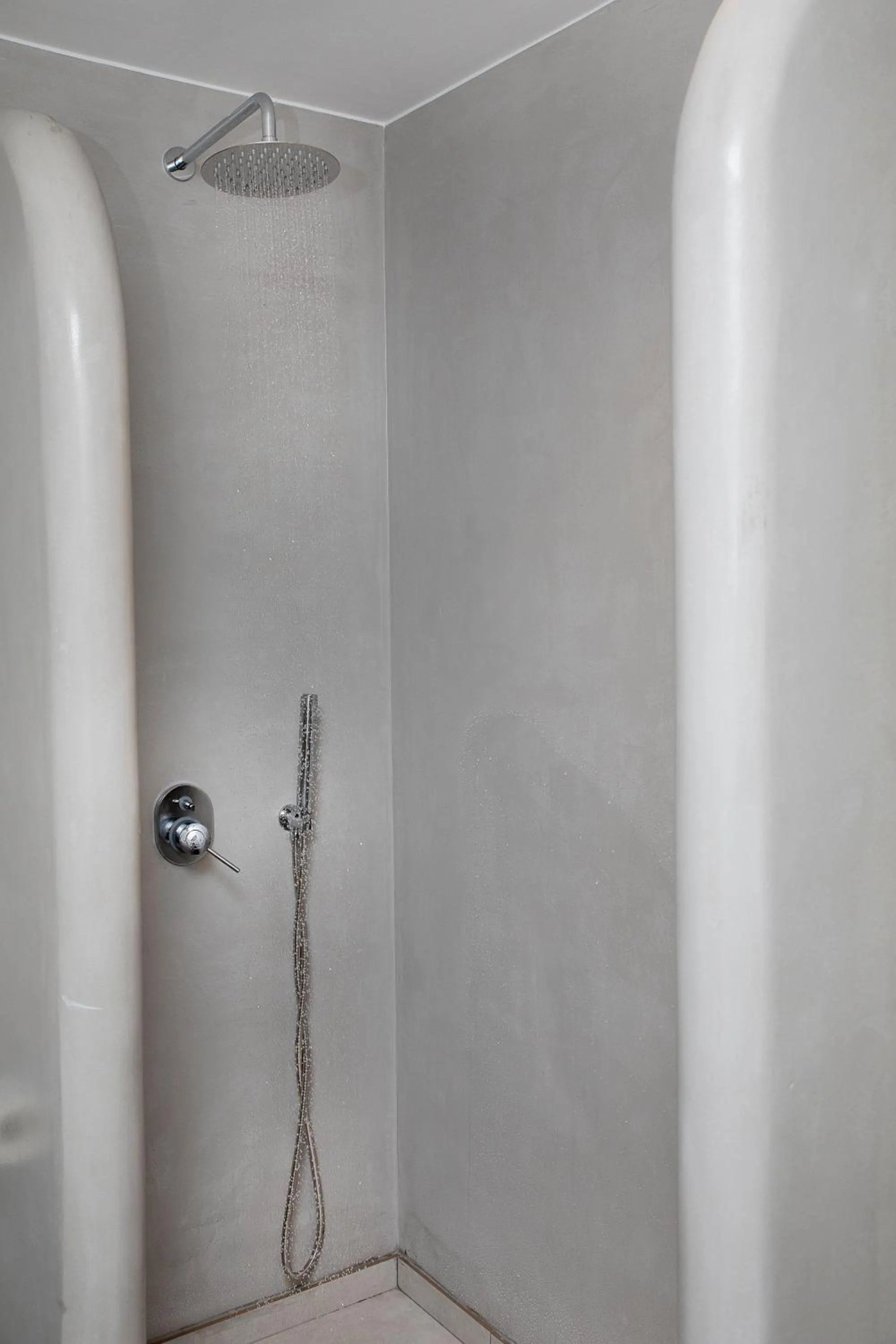 Shower in Crystal Dreams