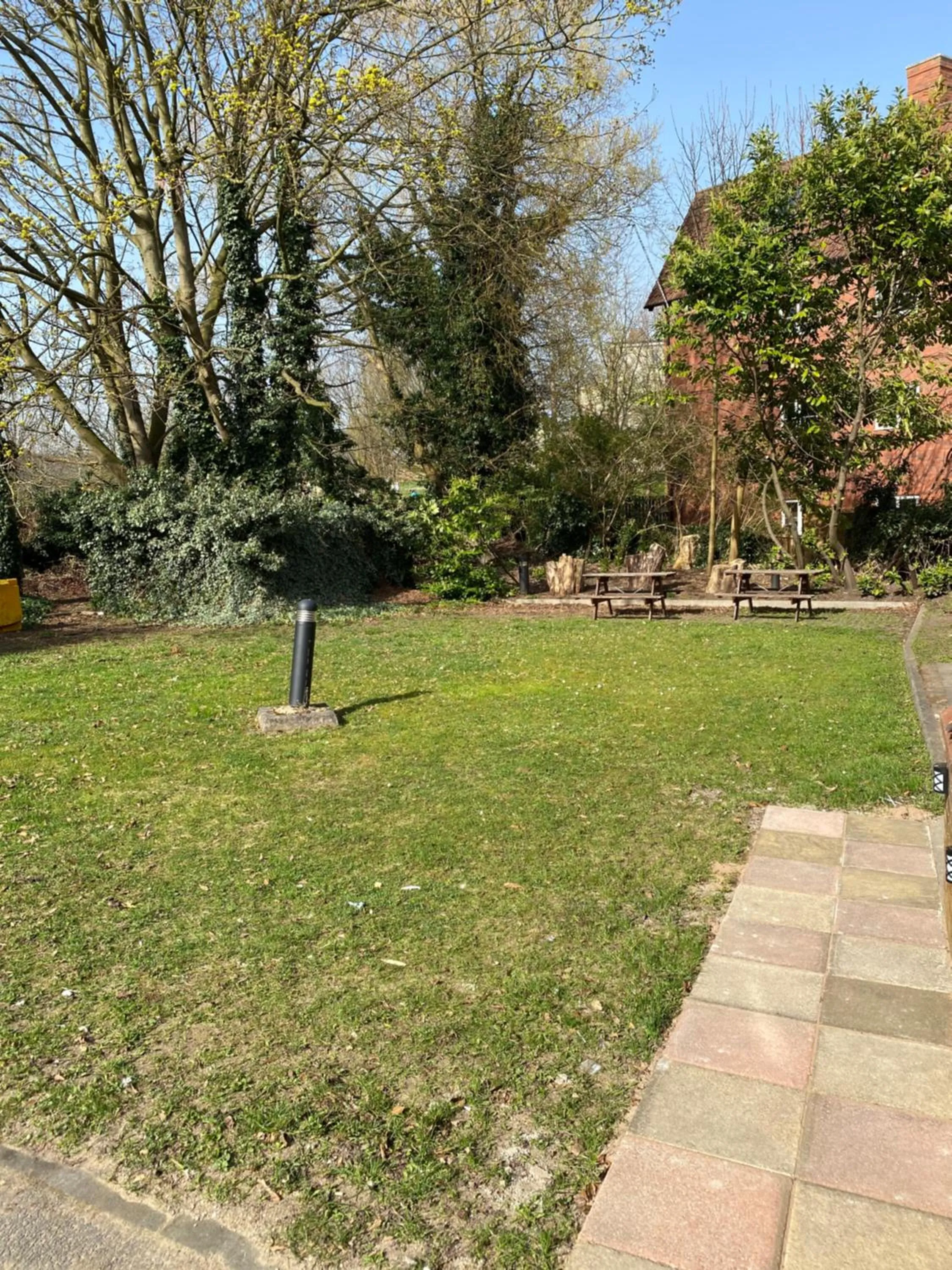 Garden in The lodge at Carlton tavern free parking